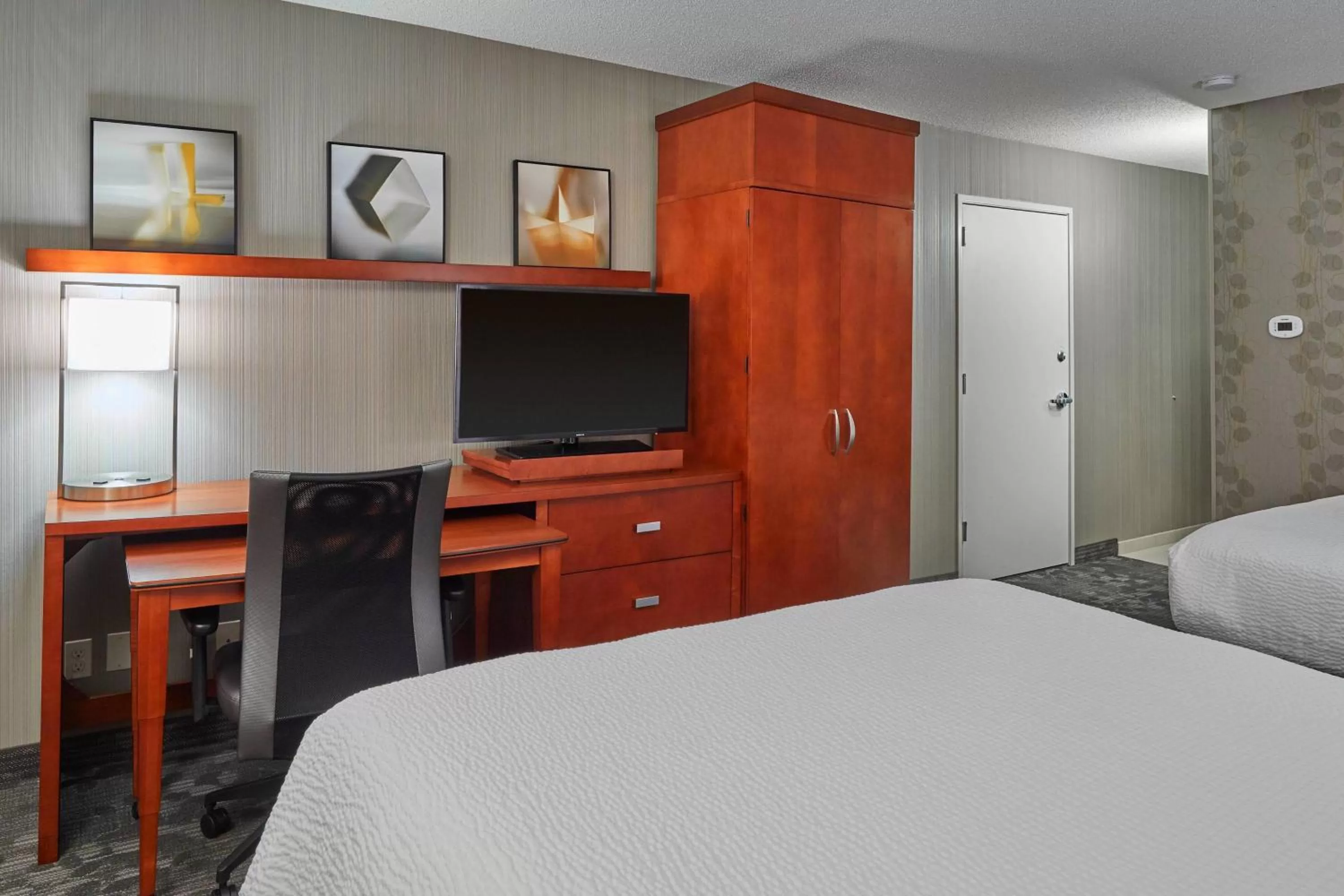 Queen Room with Two Queen Beds and Adapted Tub - Mobility Accessible in Courtyard by Marriott Eugene Springfield
