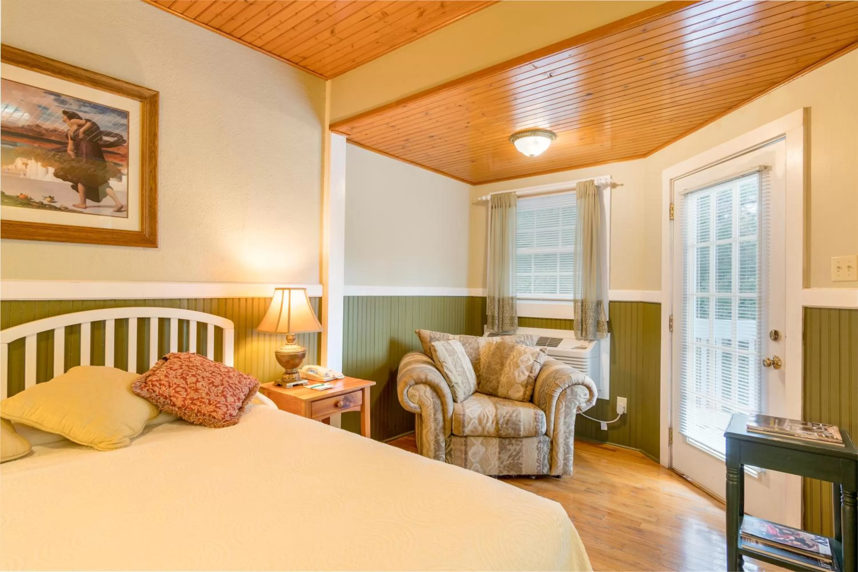 Bed in Highland Lake Inn & Resort - Flat Rock