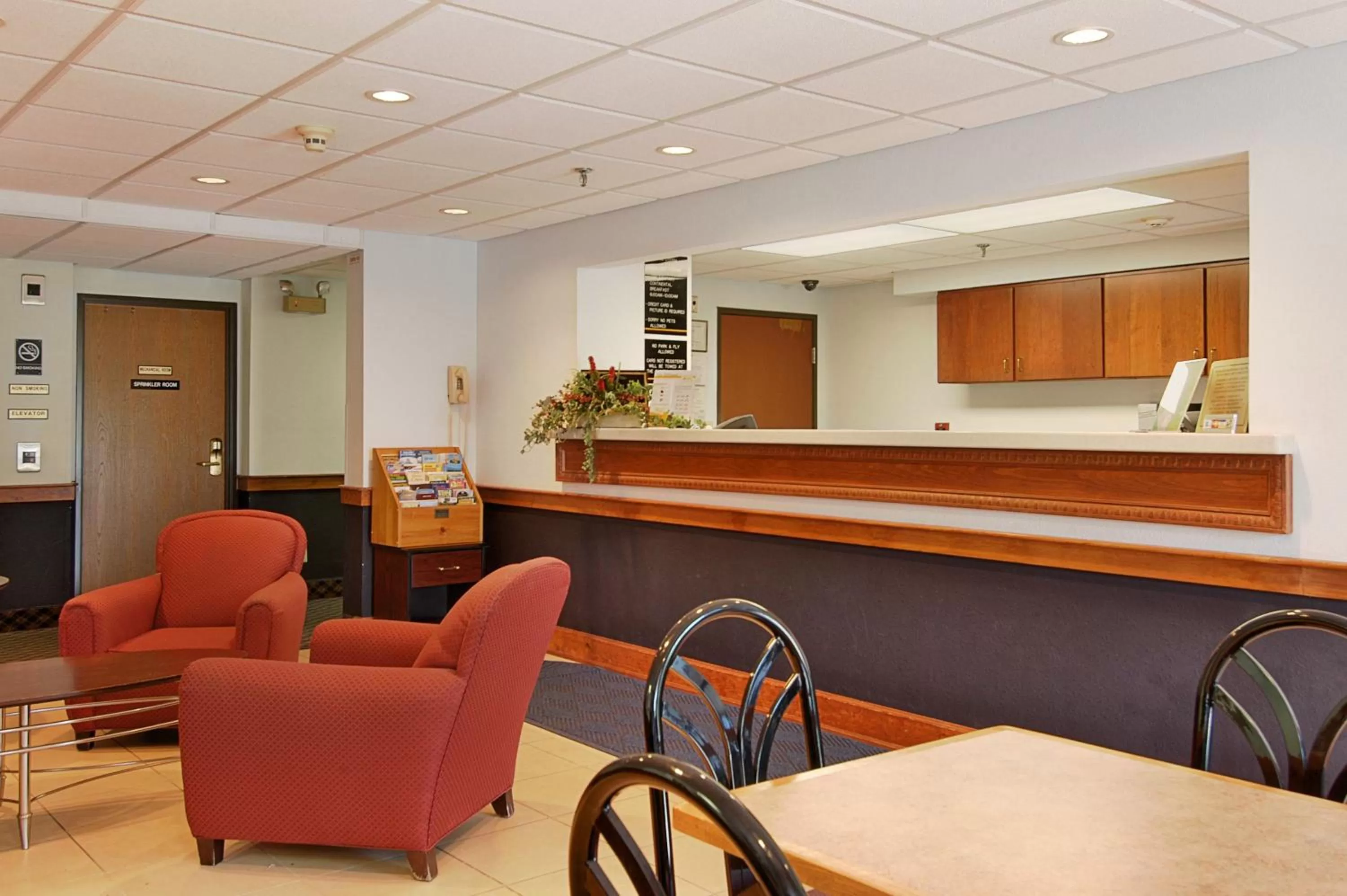 Lobby or reception in Super 8 by Wyndham Manchester Airport
