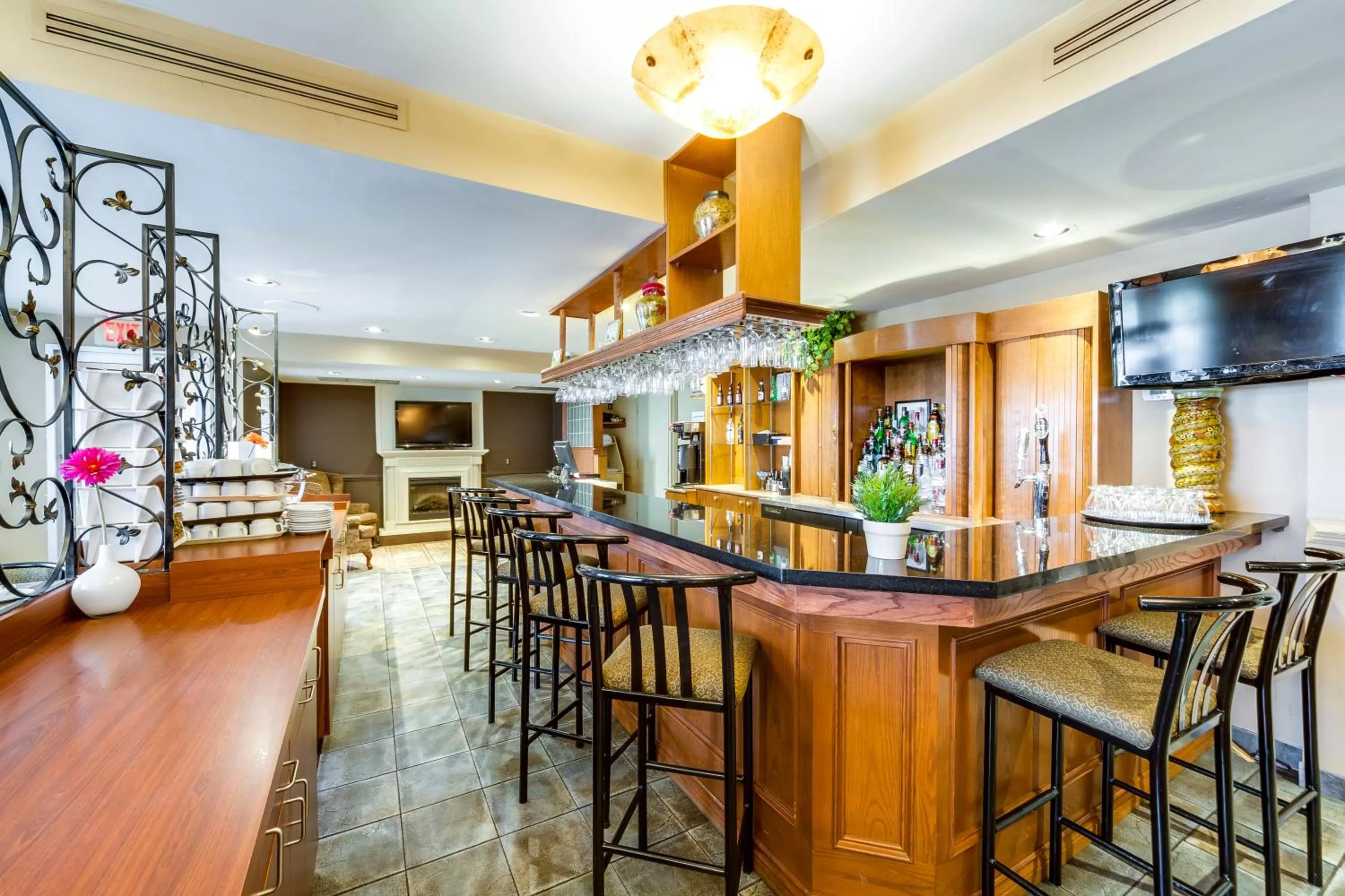 Restaurant/places to eat in Monte Carlo Inn Oakville Suites