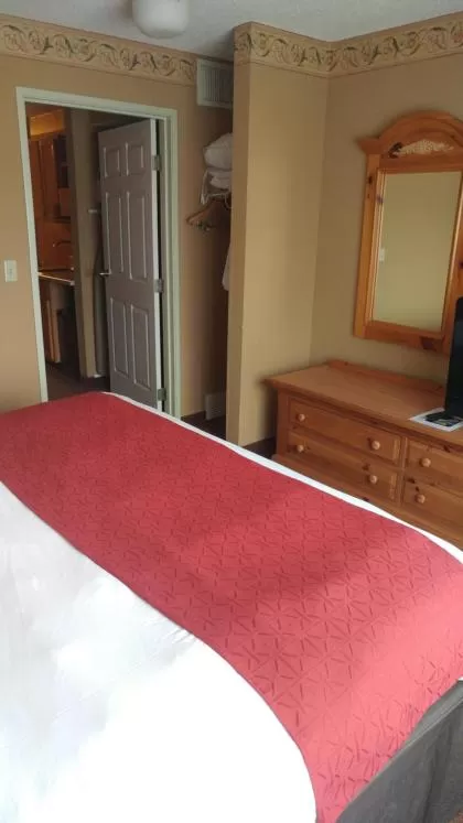 Bedroom, Bed in Country Inn & Suites by Radisson, Waterloo, IA