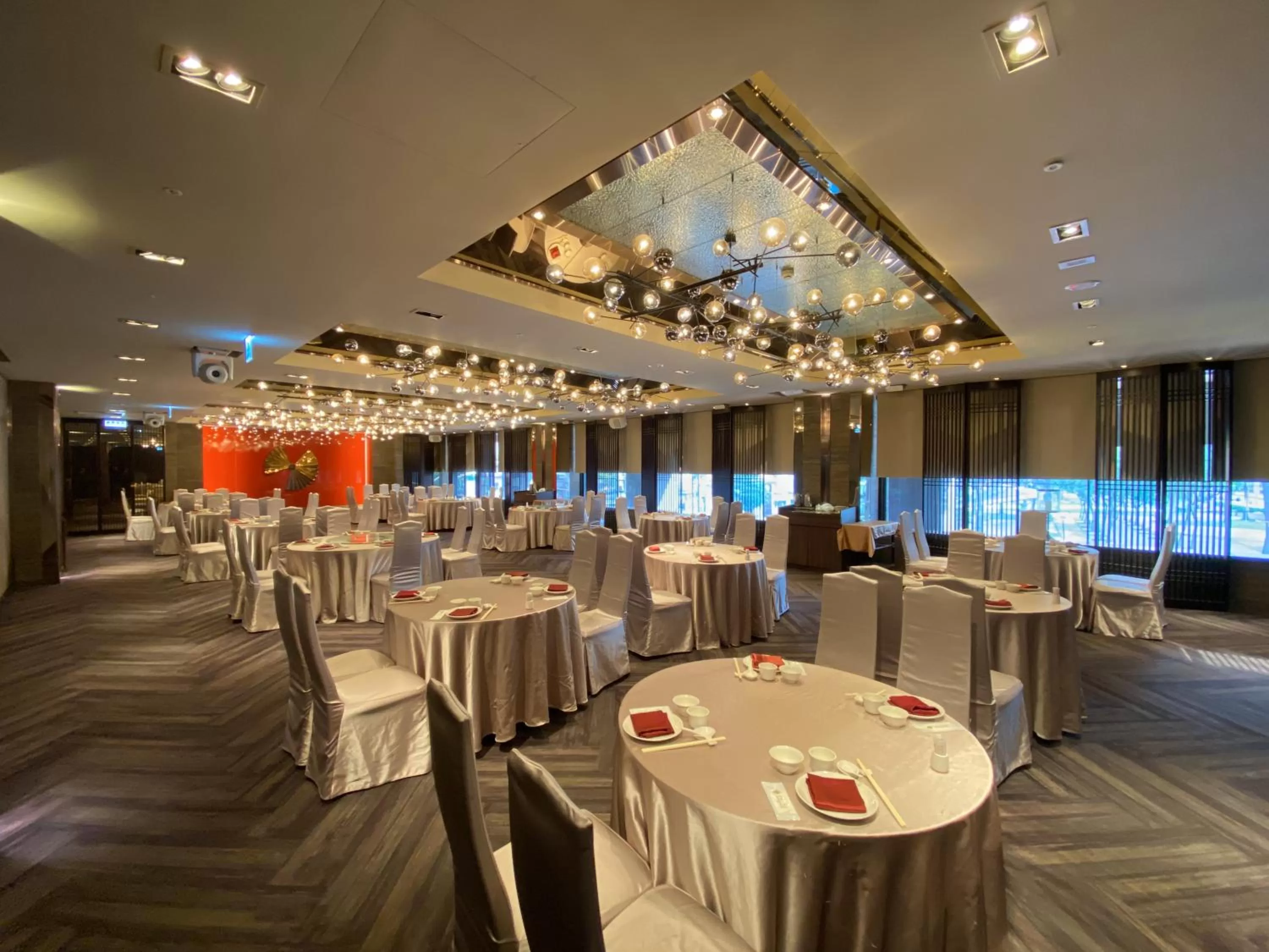 Restaurant/places to eat in Monarch Plaza Hotel