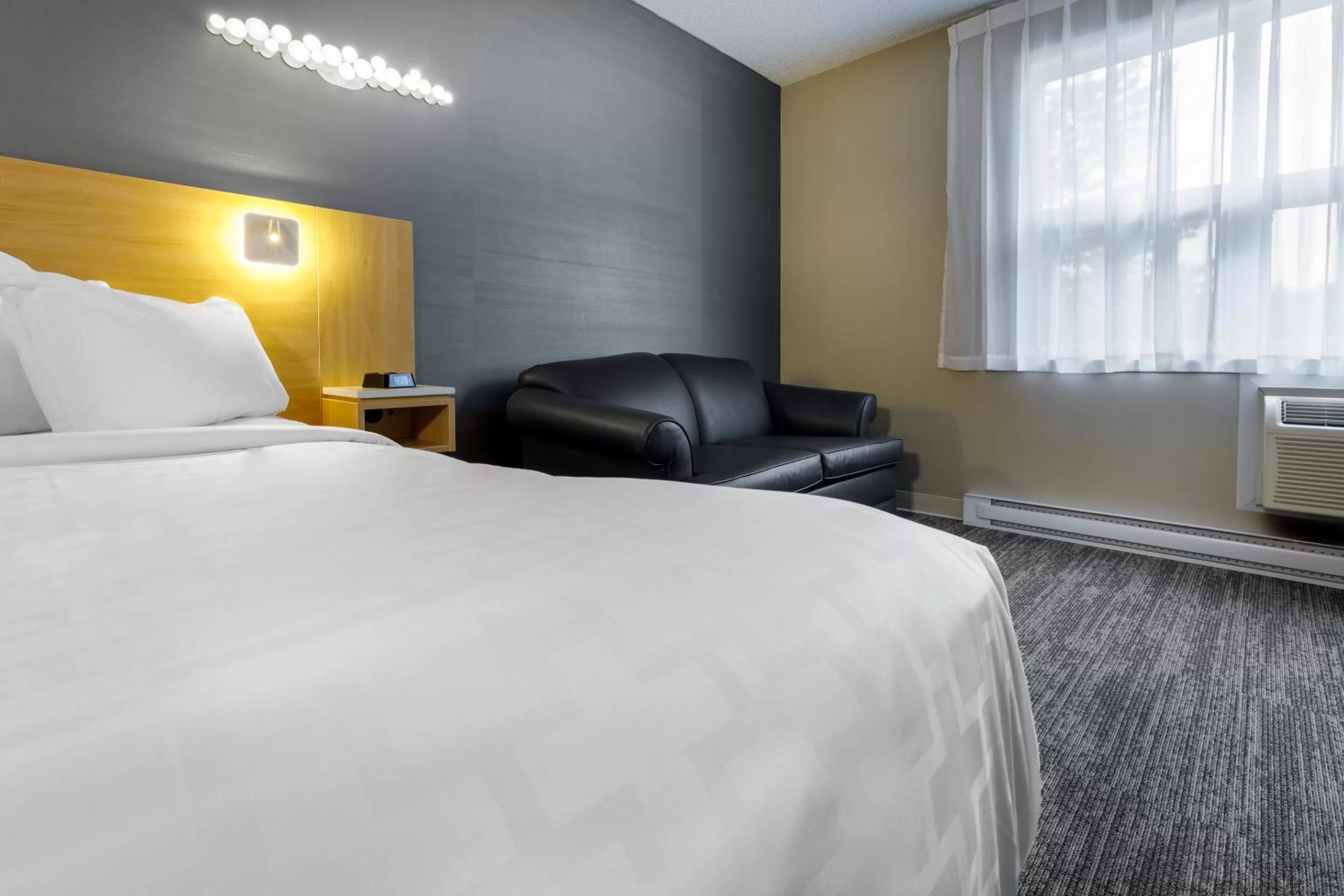 Bed in Clarion Pointe Quebec Airport