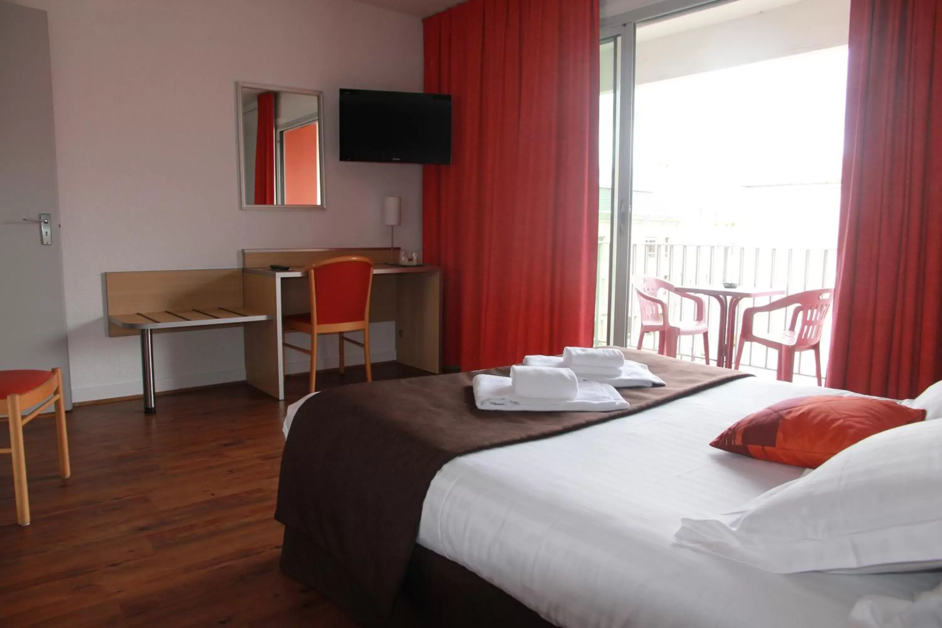 Standard Double Room (1-2 adults) in Cit'hôtel Le Chris'tel hôtel et restaurant Standard Double Room (1-2 adults) in Cit'hôtel Le Chris'tel hôtel et restaurant