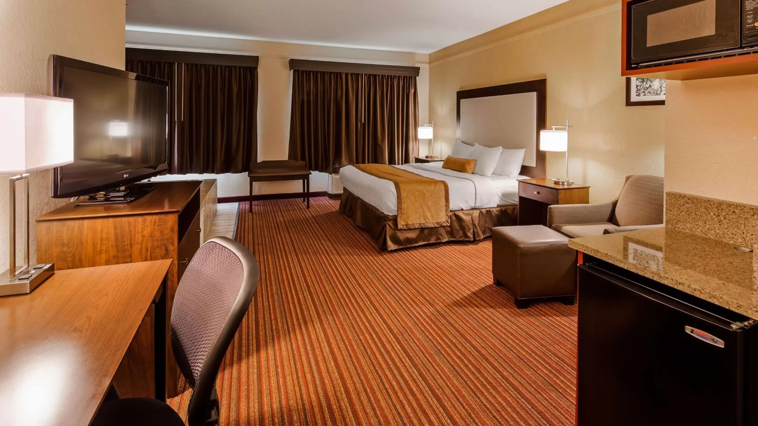 Photo of the whole room, Bed in Best Western Plus Strawberry Inn & Suites