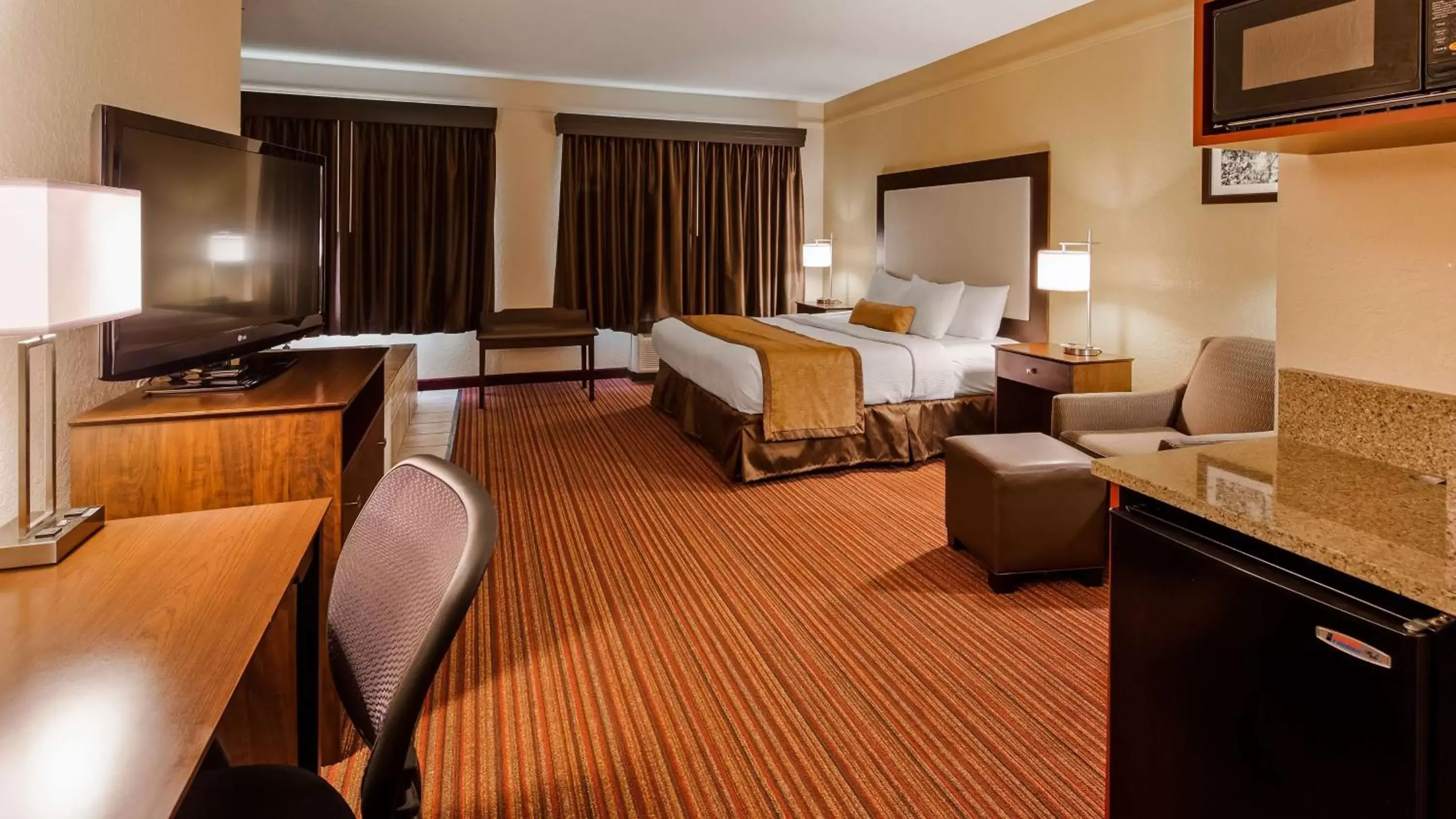 Queen Room with Spa Bath - Non Smoking in Best Western Plus Strawberry Inn & Suites Queen Room with Spa Bath - Non Smoking in Best Western Plus Strawberry Inn & Suites