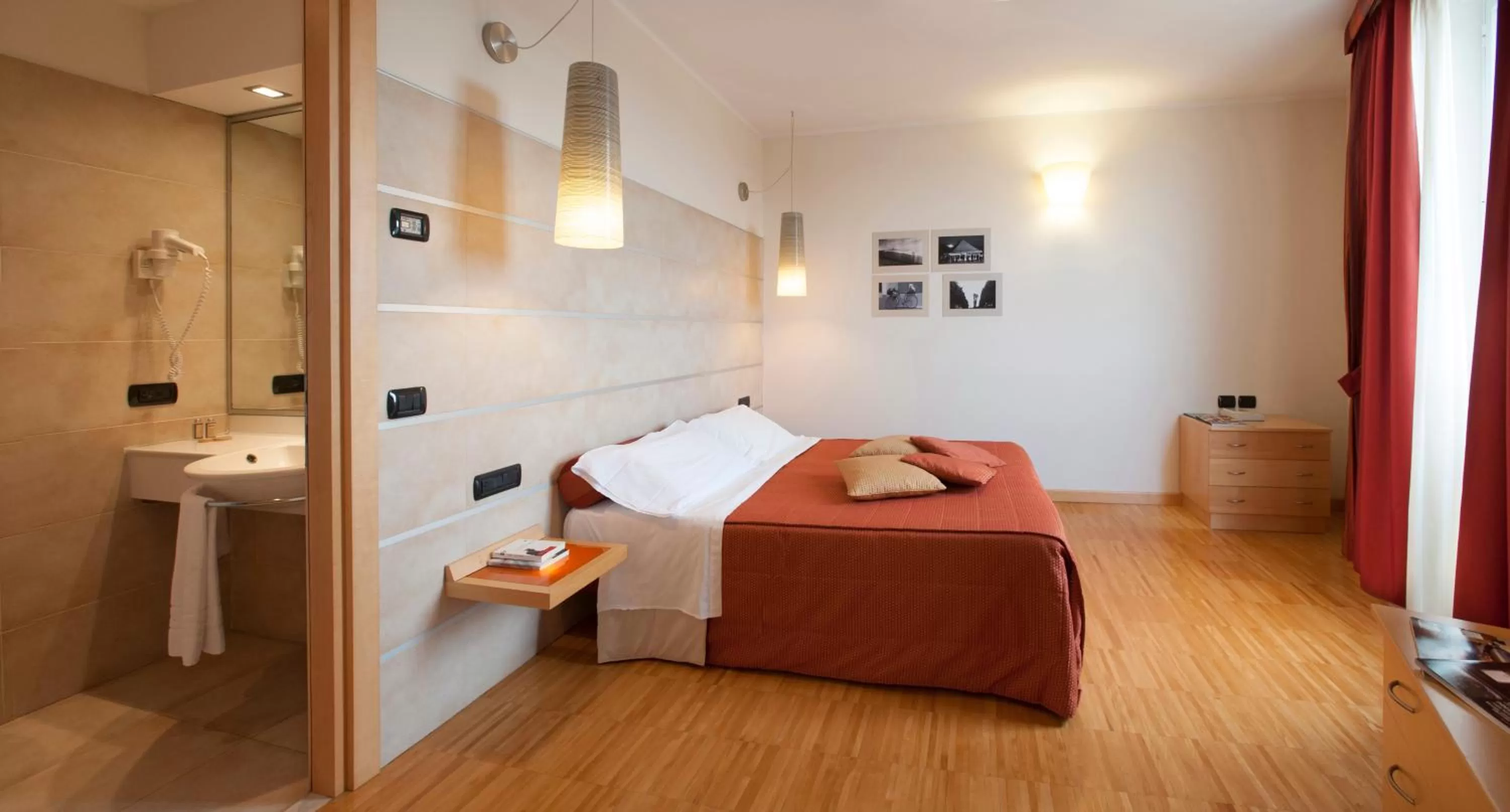 Shower, Bed in AlbaResidence Masera26