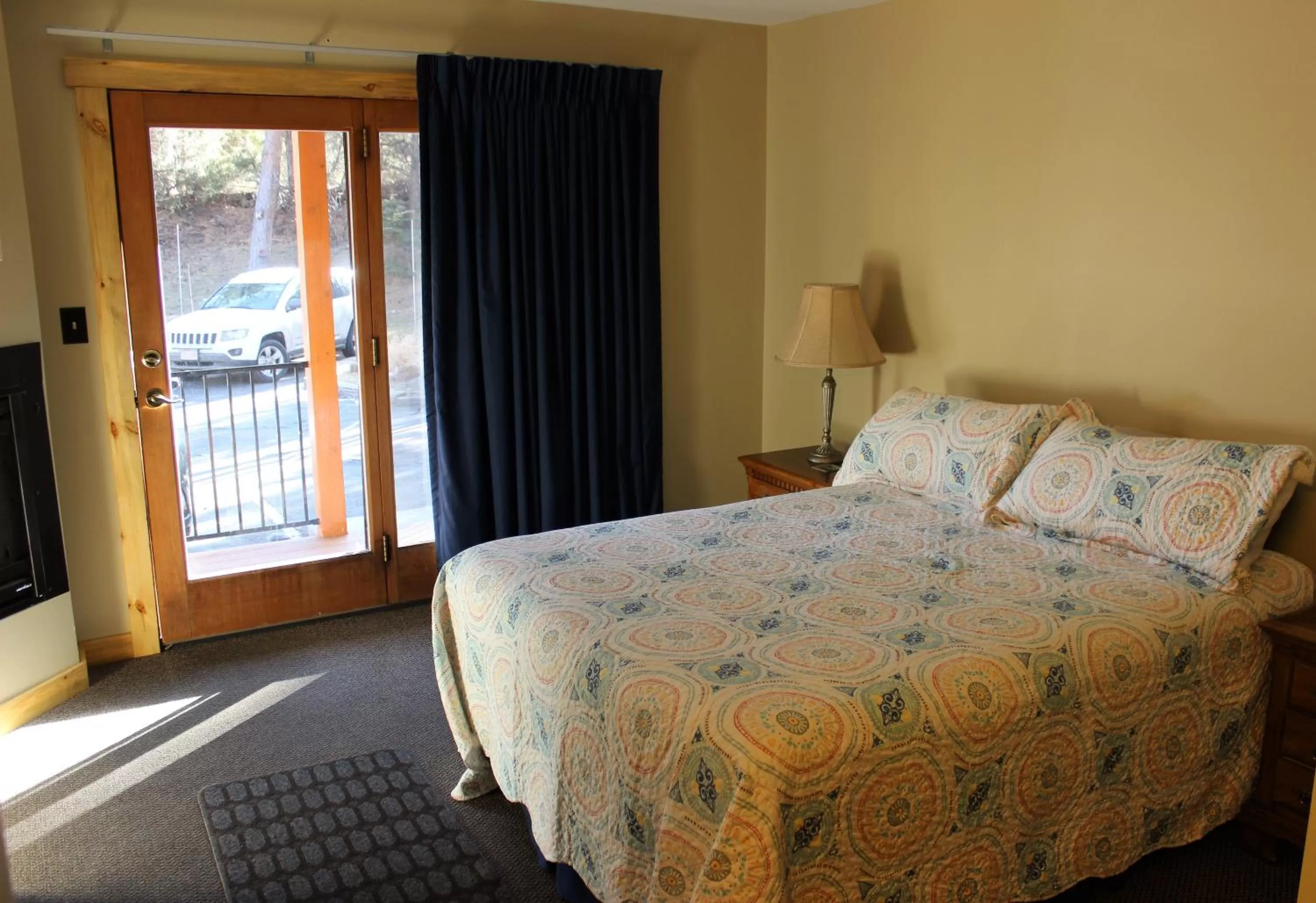 Bedroom, Bed in 4 Seasons Inn on Fall River