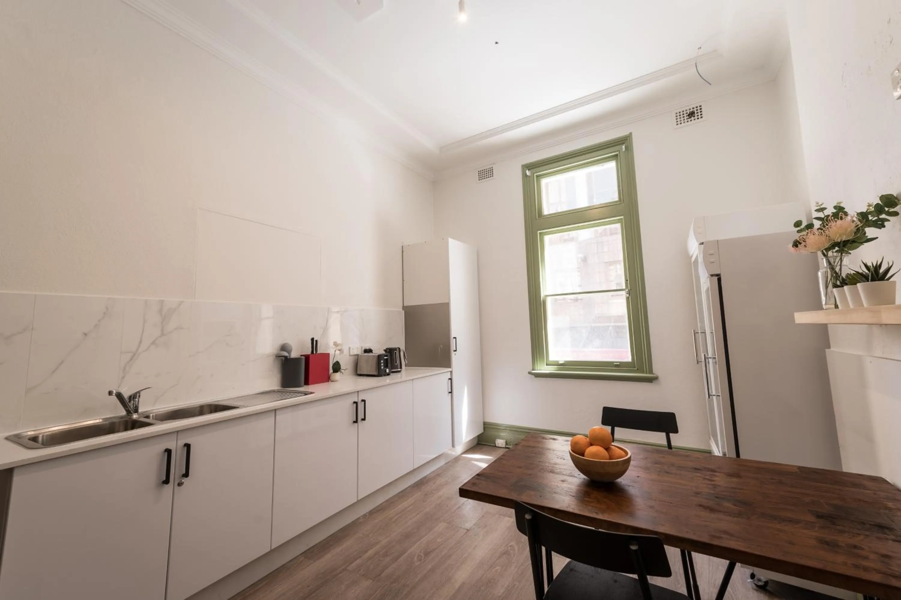 Communal lounge/ TV room in Sydney Central Inn