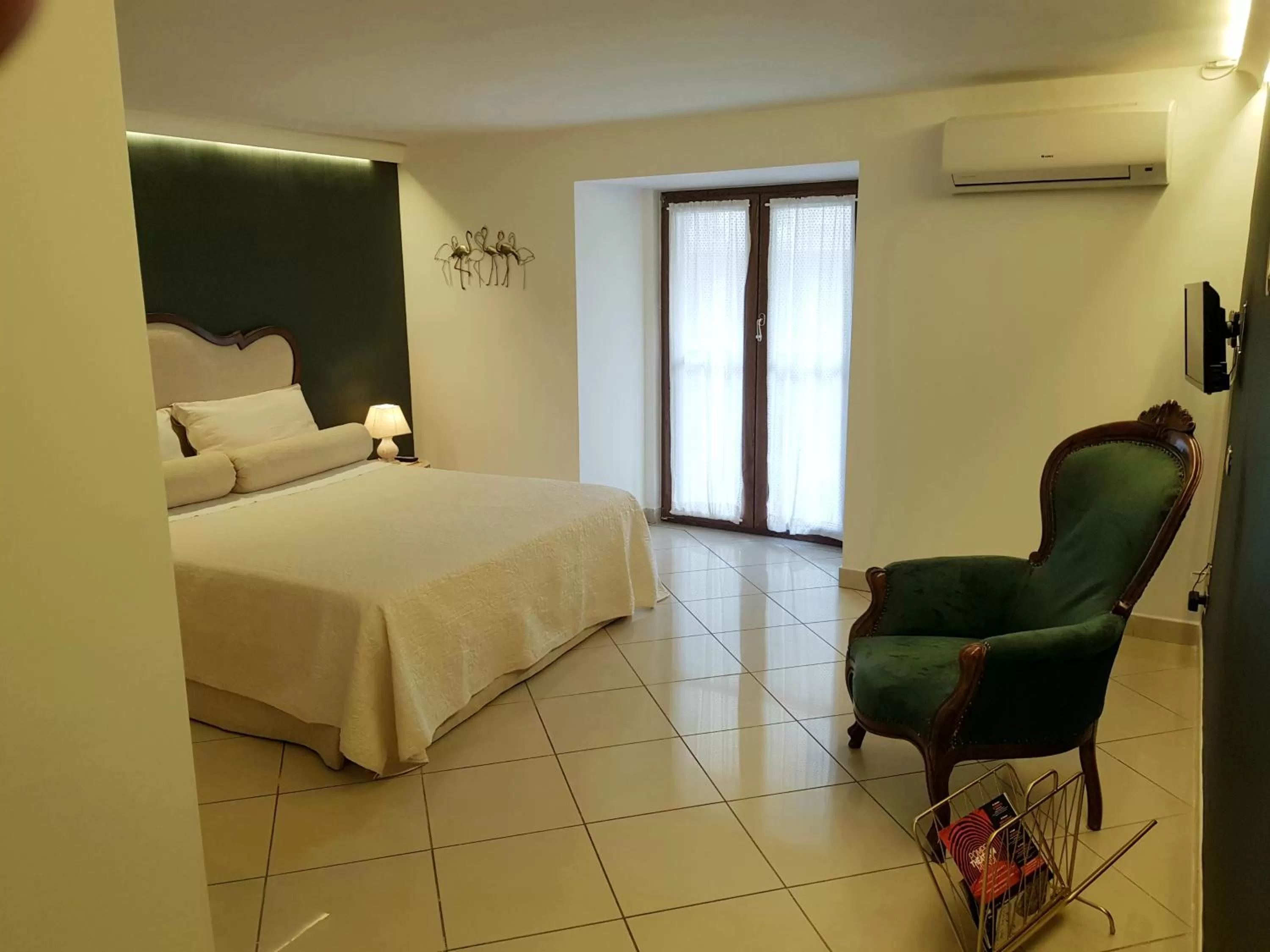 Photo of the whole room in Medina Central