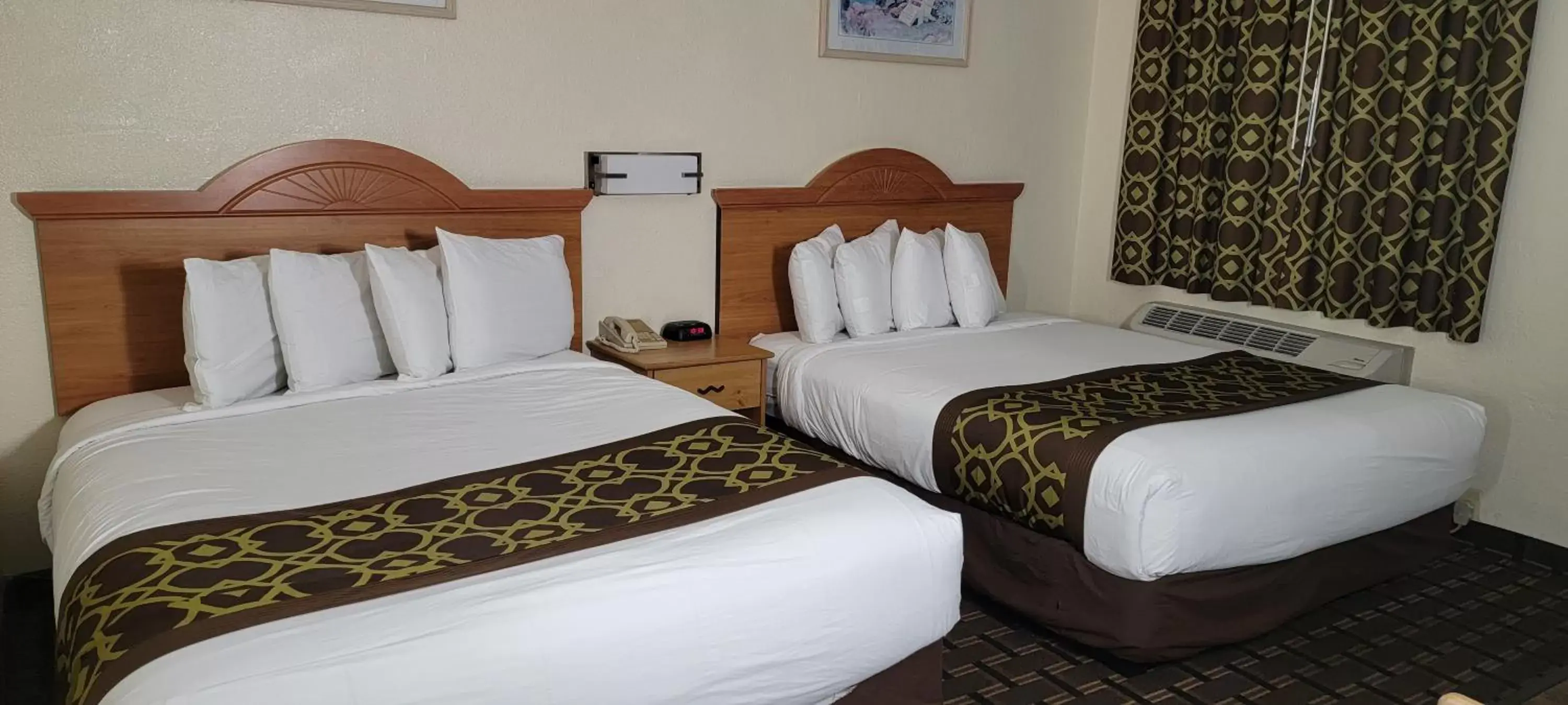 Deluxe Family Suite 3 Queen Beds with Kitchenette - Non Smoking in Riverside Inn & Suites Santa Cruz Deluxe Family Suite 3 Queen Beds with Kitchenette - Non Smoking in Riverside Inn & Suites Santa Cruz