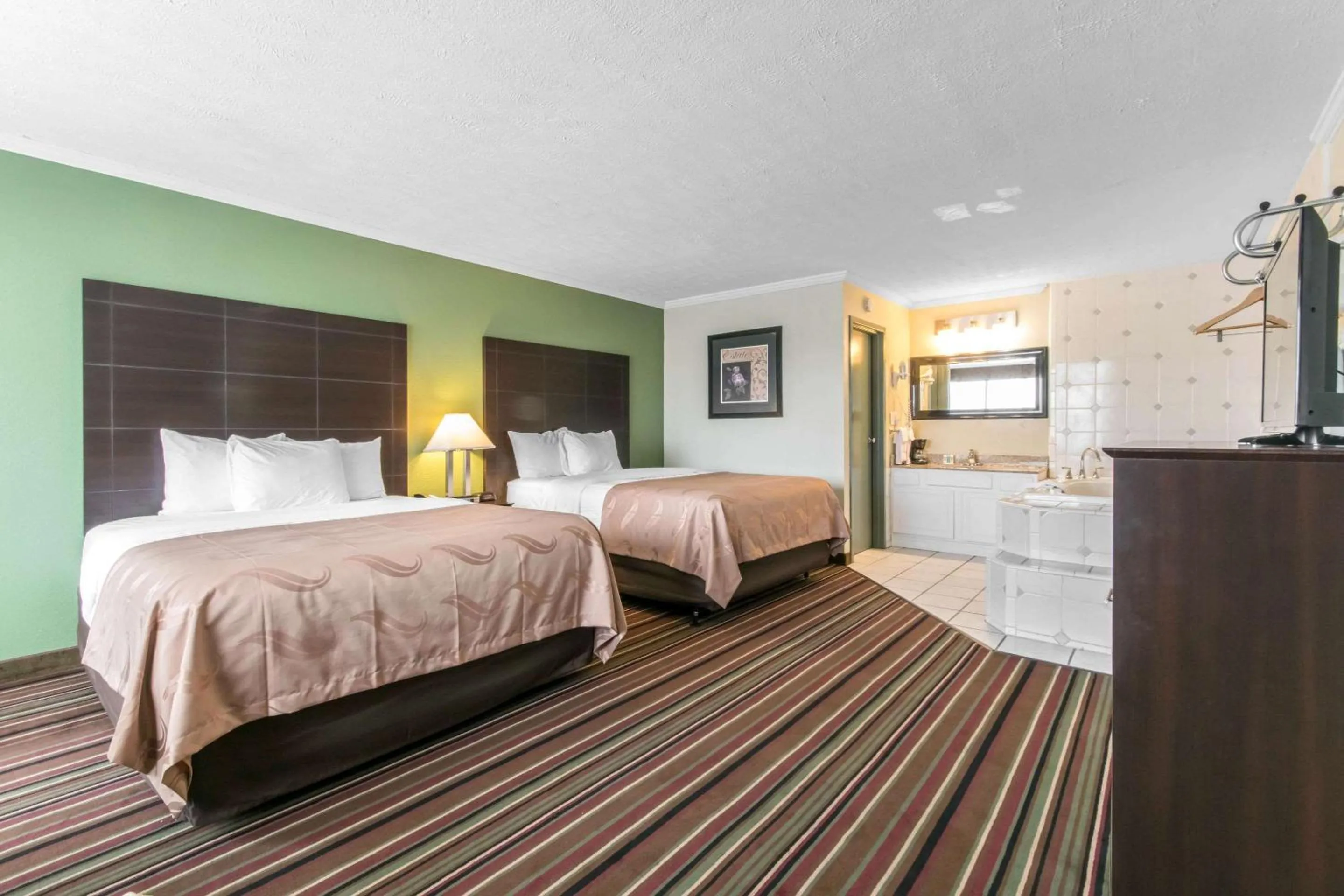 Photo of the whole room, Bed in Quality Inn & Suites Horse Cave - Cave City