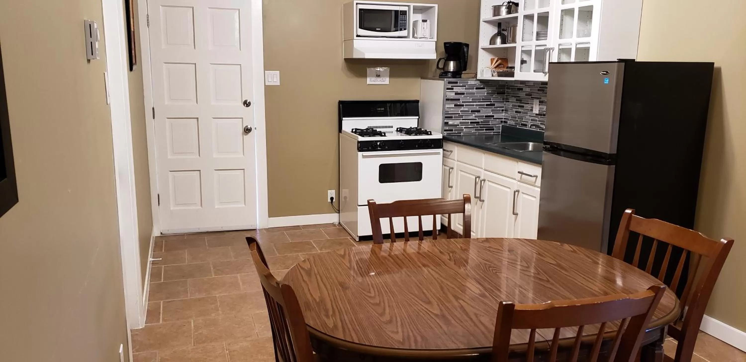 Kitchen or kitchenette, Kitchen/Kitchenette in Malahat Bungalows Motel