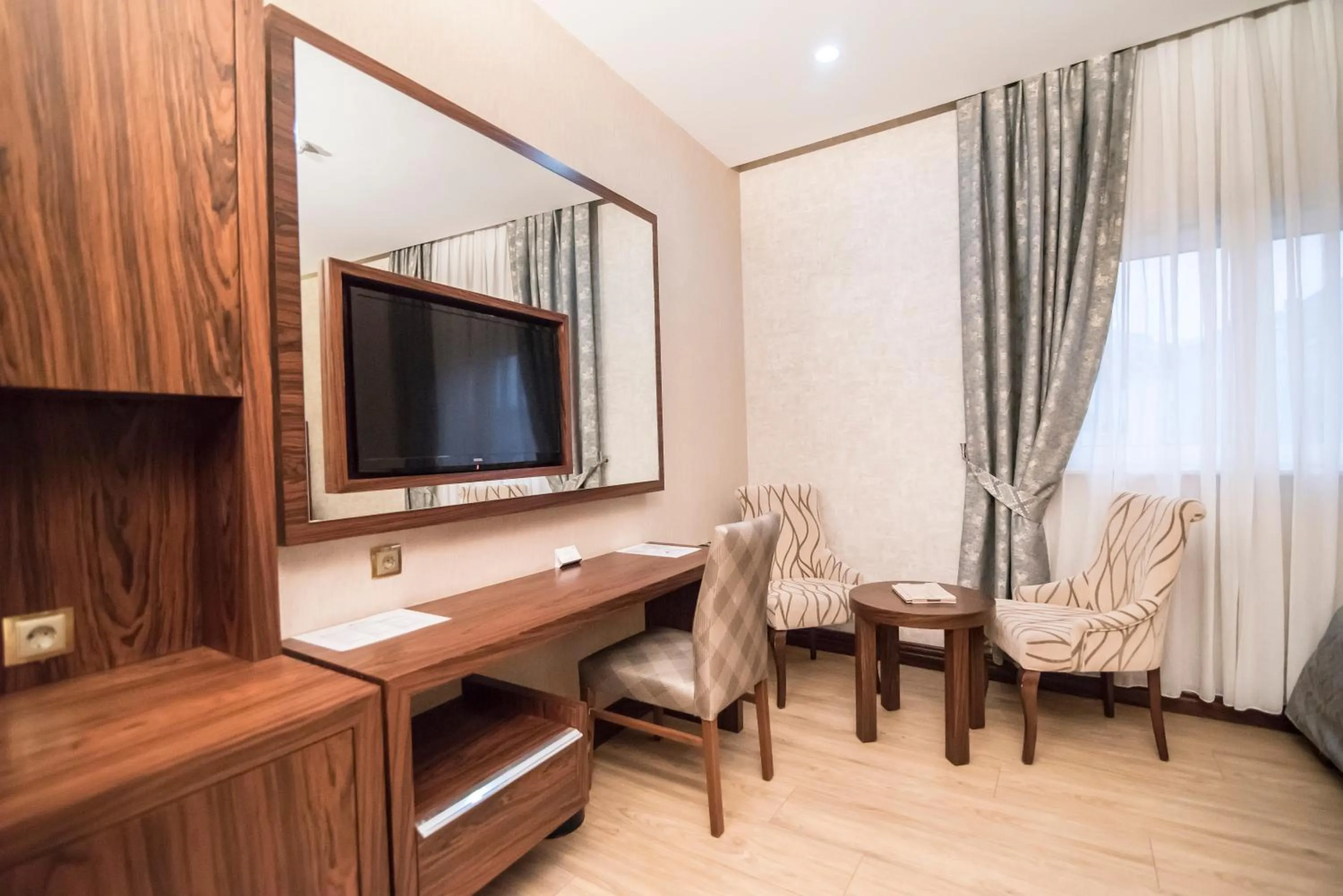 TV and multimedia in MidMar Deluxe Hotel