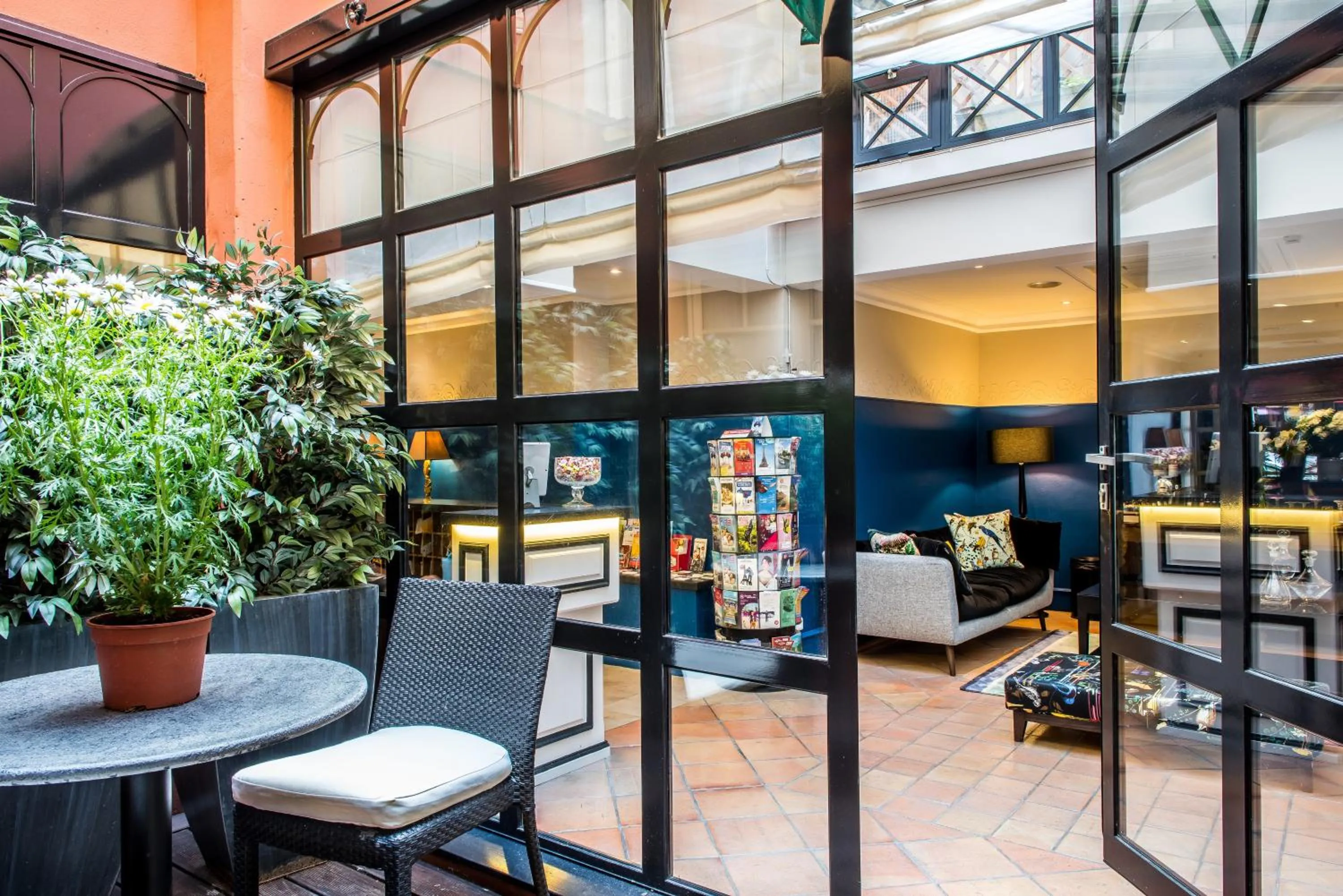 Patio in Hôtel Jardin Le Bréa