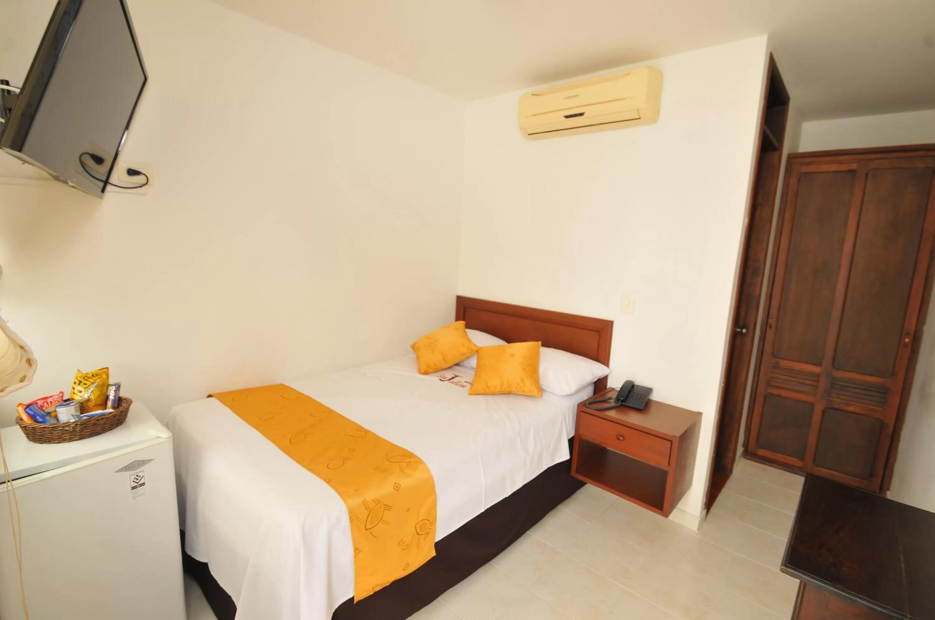 Shower, Bed in Hotel San Julian