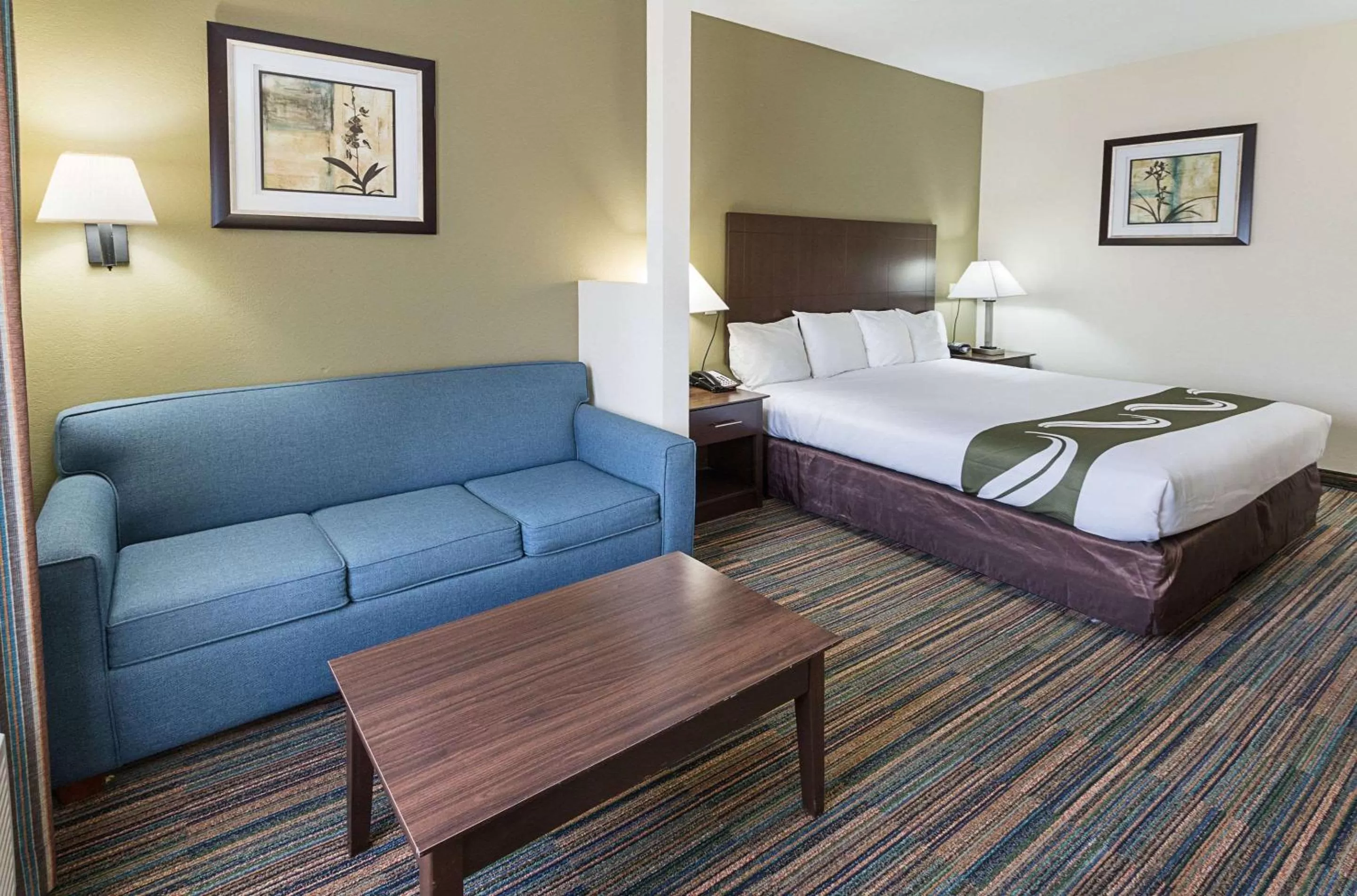 Photo of the whole room, Bed in Quality Suites Temple I-35