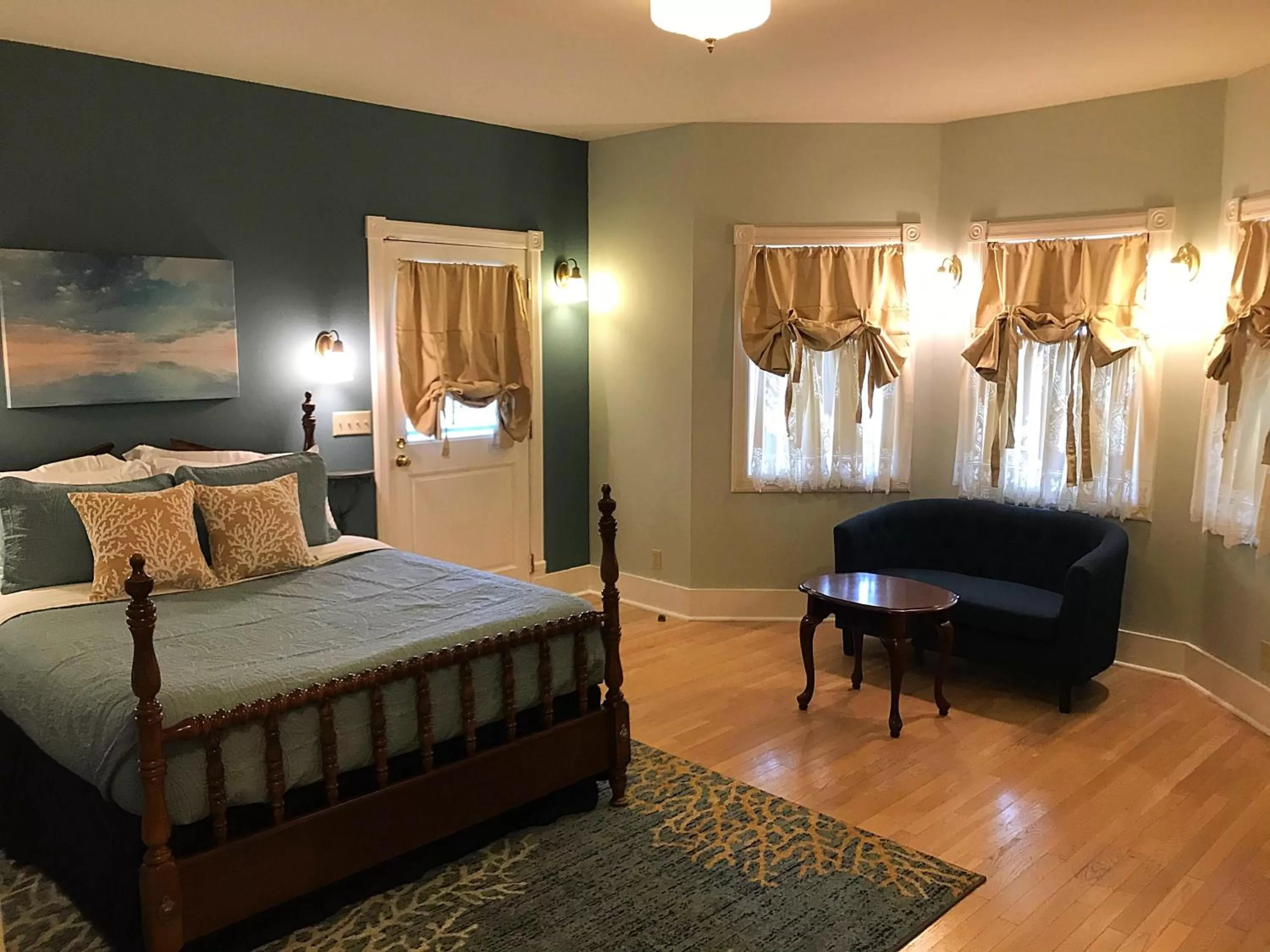 Photo of the whole room, Bed in The Edenwild Boutique Inn