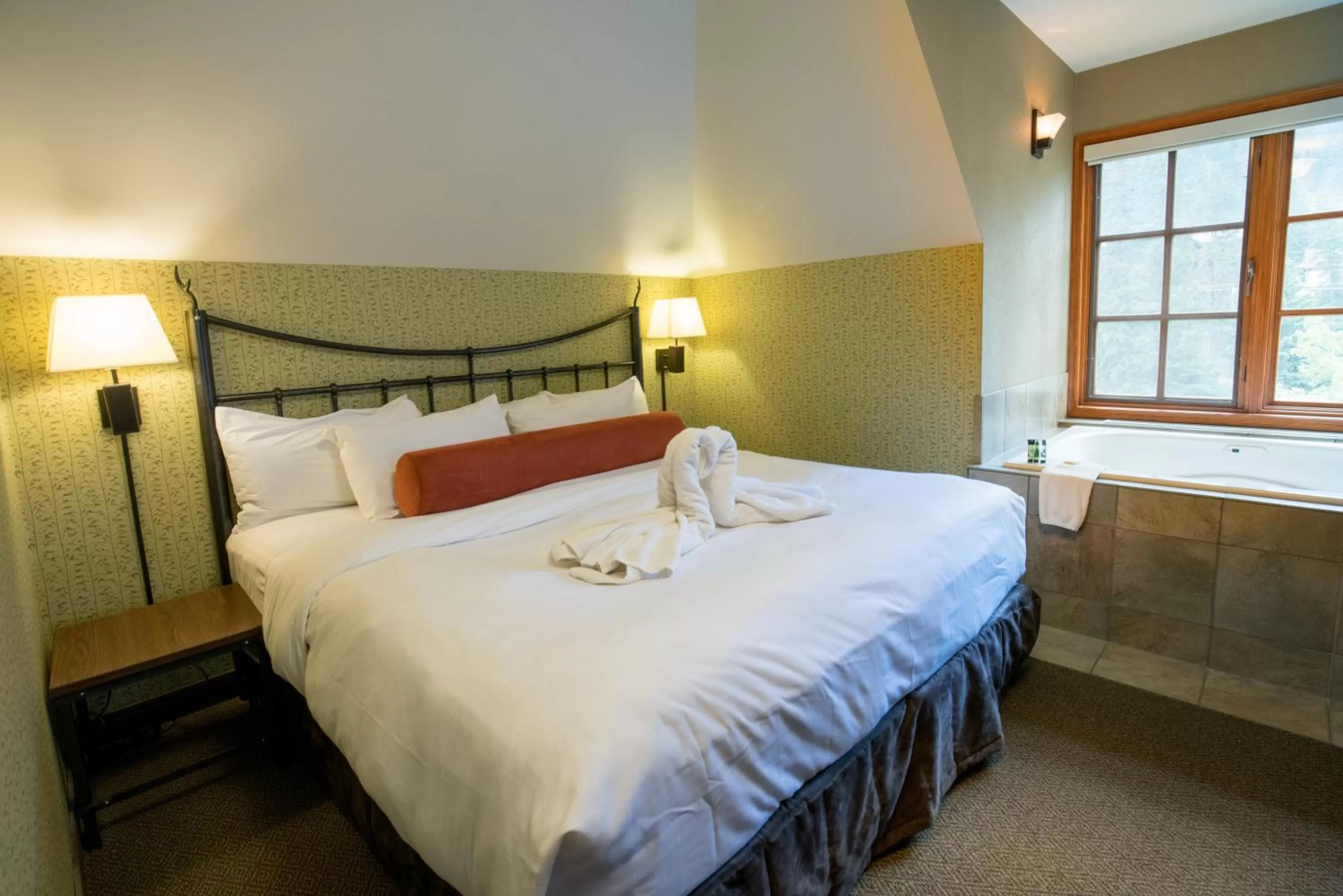 Bed in Banff Caribou Lodge and Spa