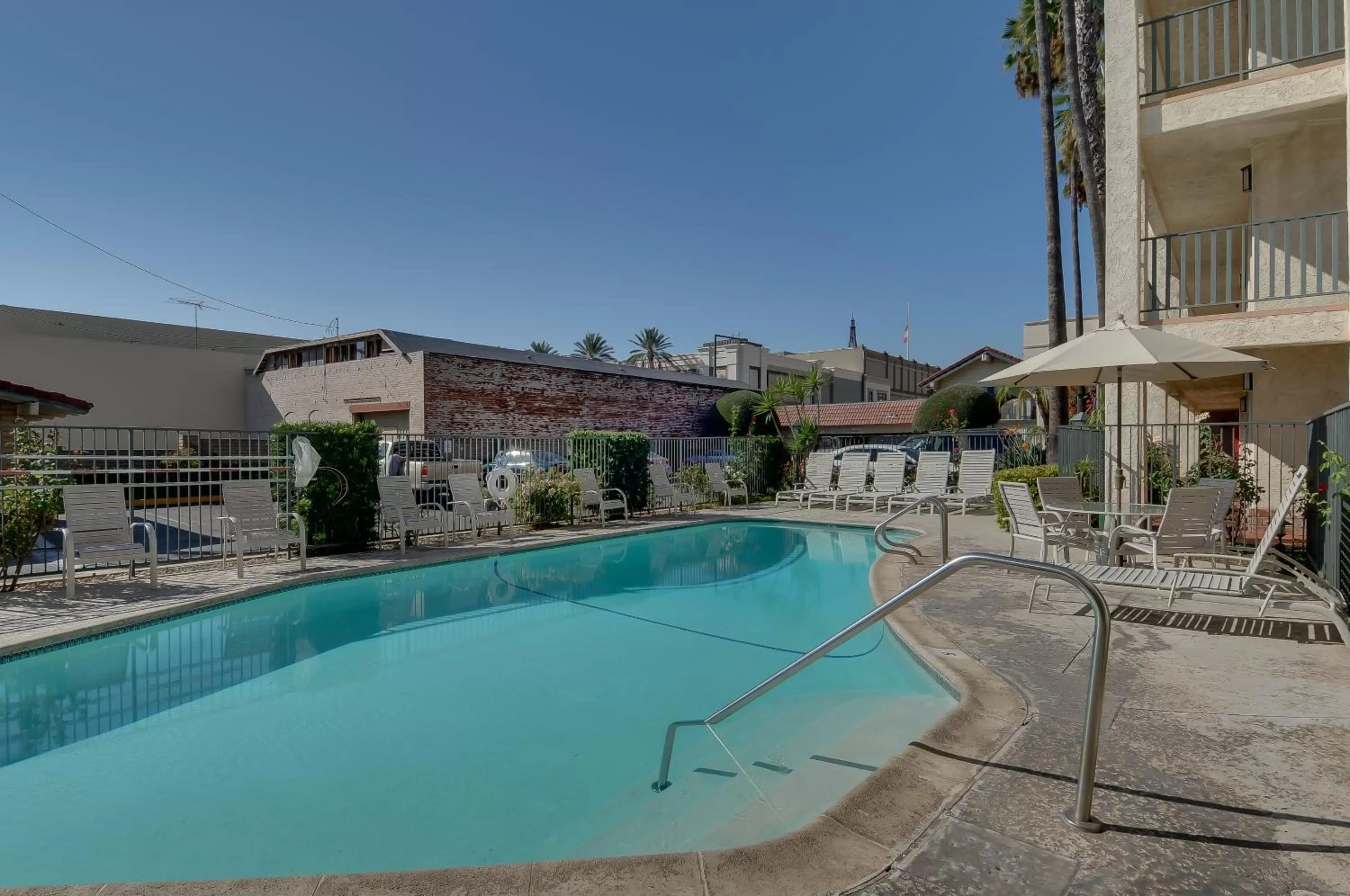 Swimming pool in Vagabond Inn Glendale