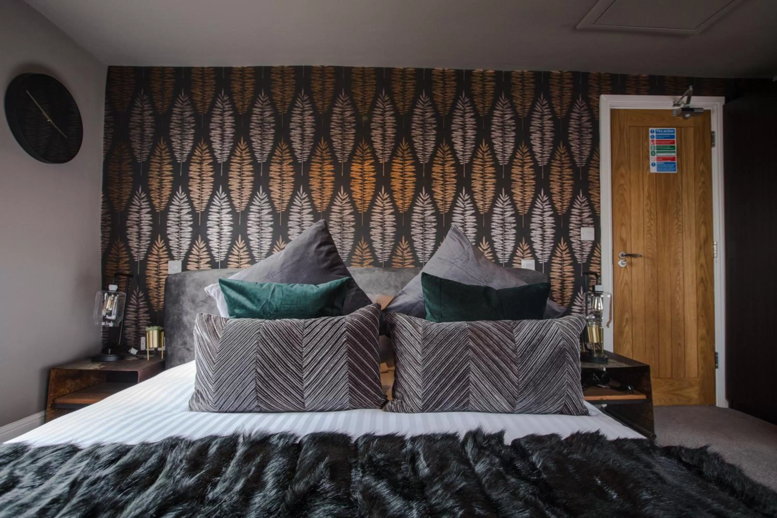 Bed in The Wheatsheaf Pub, Kitchen & Rooms
