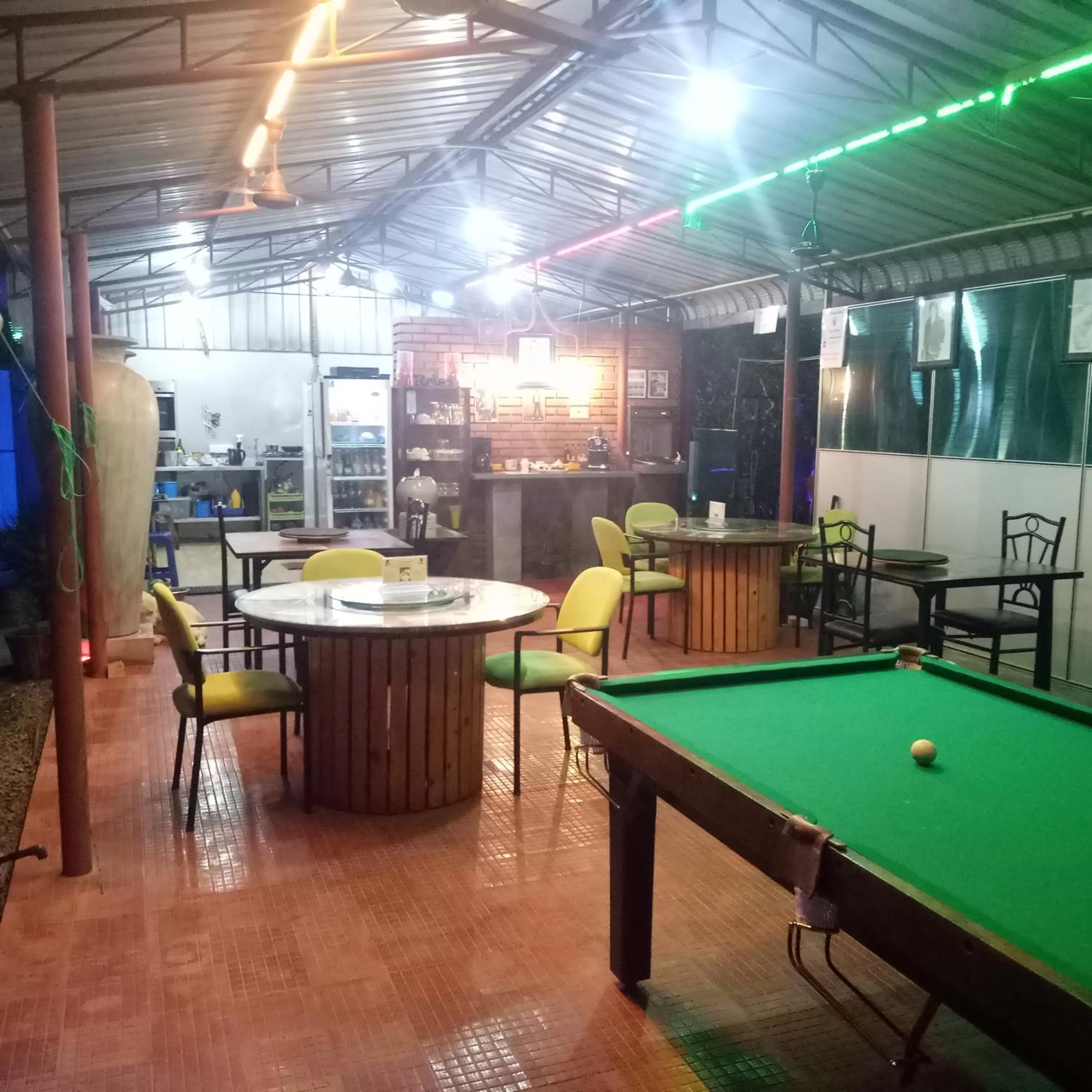 Restaurant/places to eat in Palms Villa