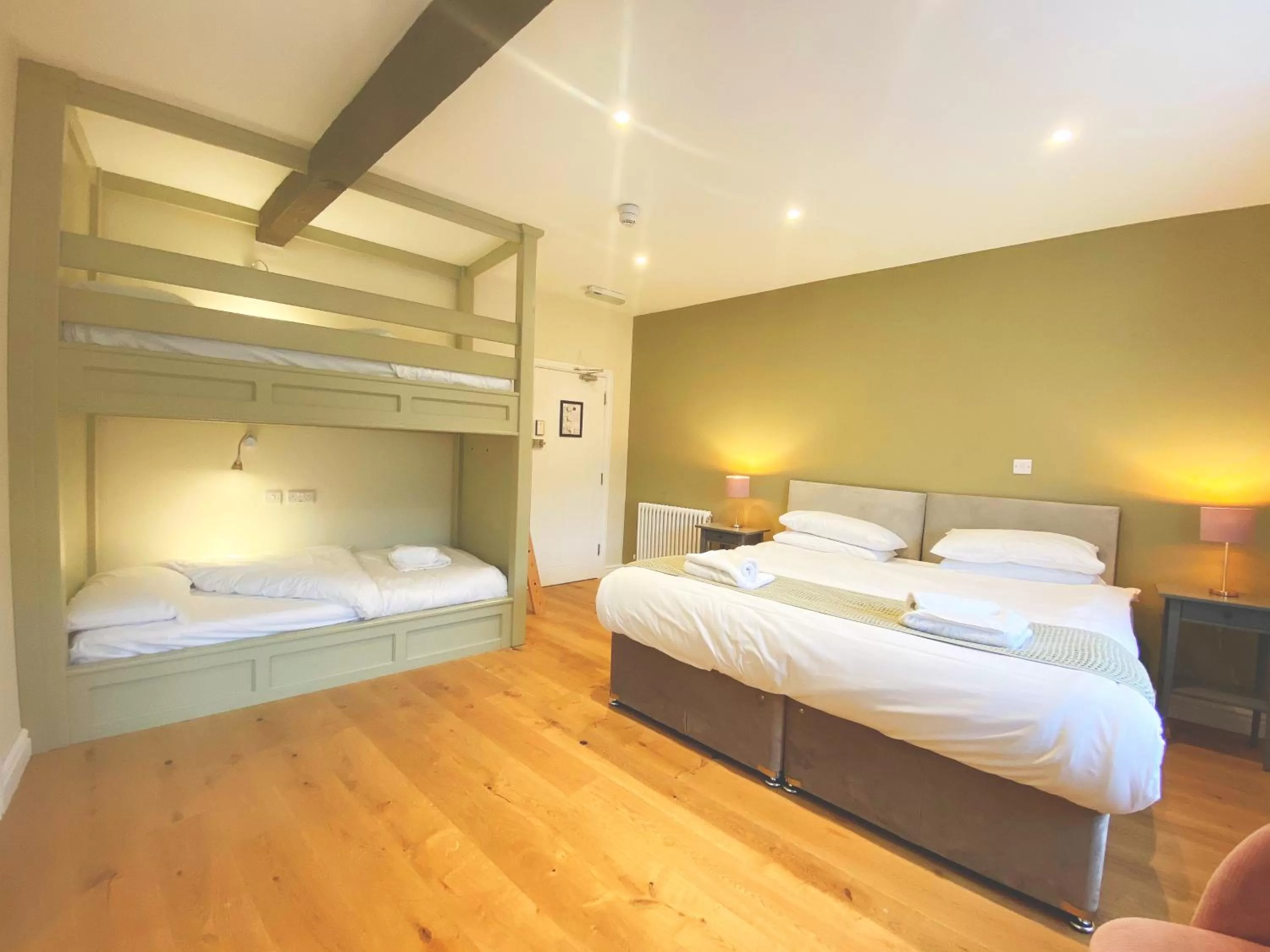 Photo of the whole room, Bed in Riverbanc