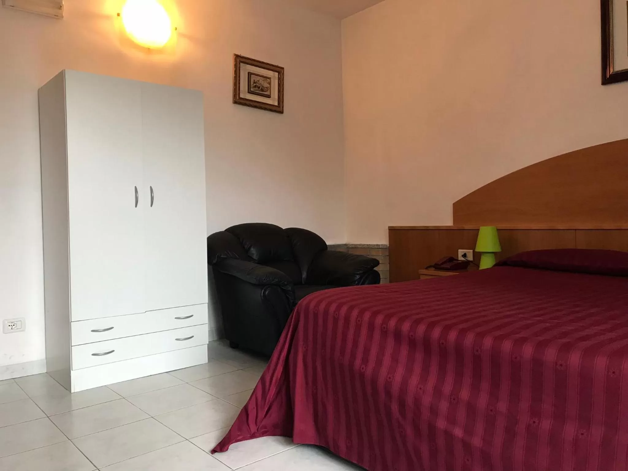 Photo of the whole room in Ascot Lodging