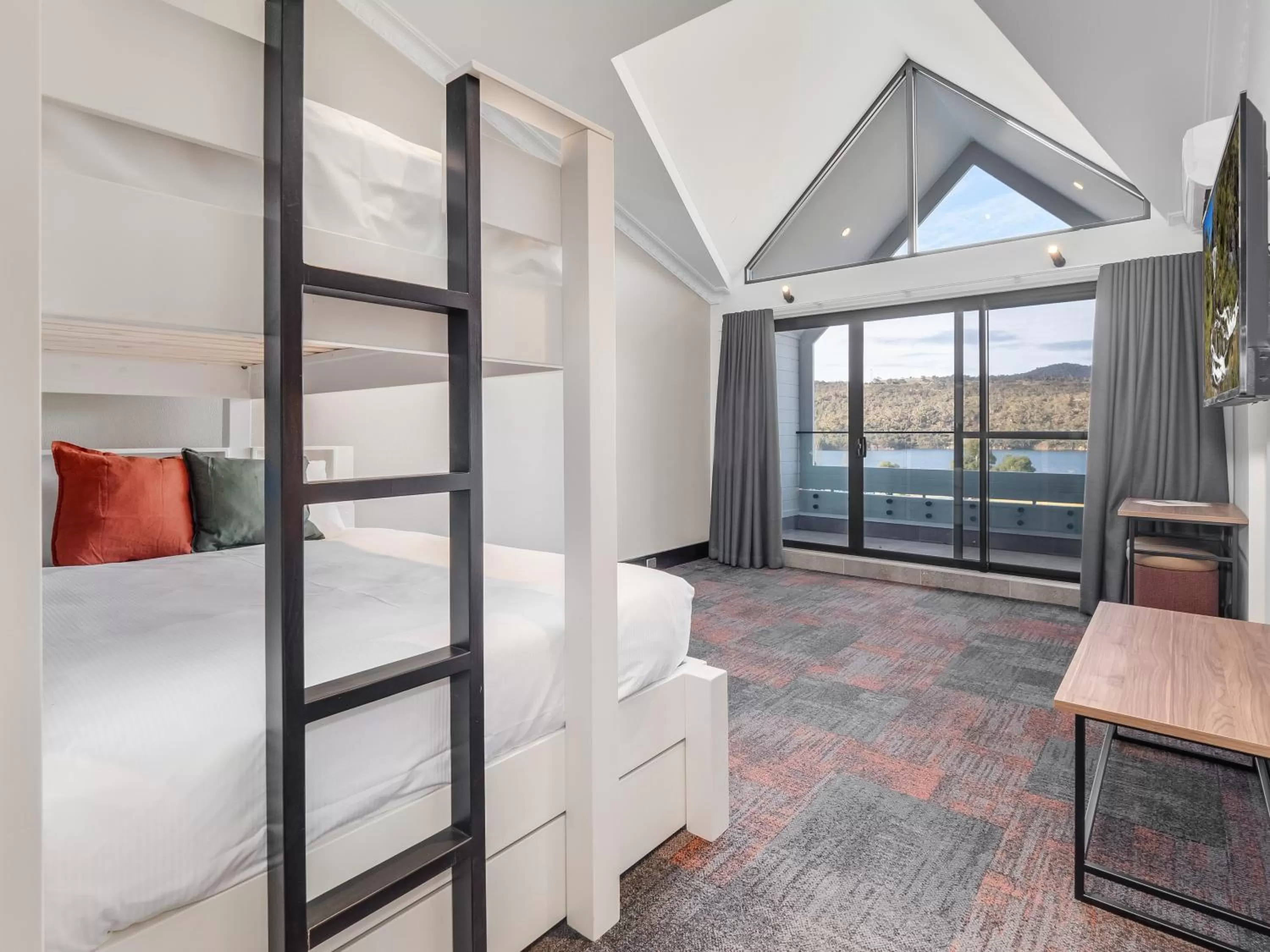 Lake view, Bed in Banjo Paterson Inn