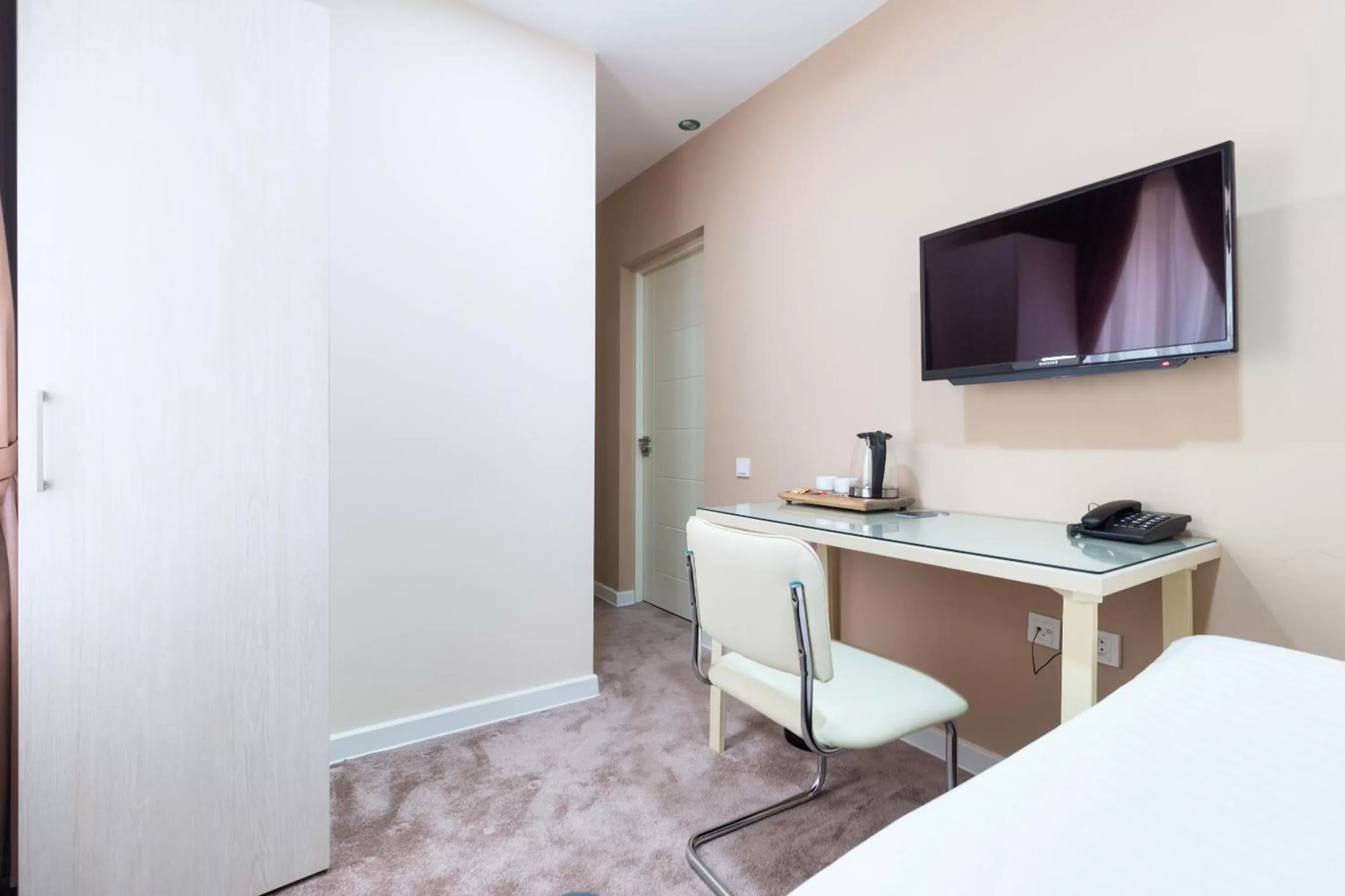 Photo of the whole room, TV/Entertainment Center in Musafir Hotel