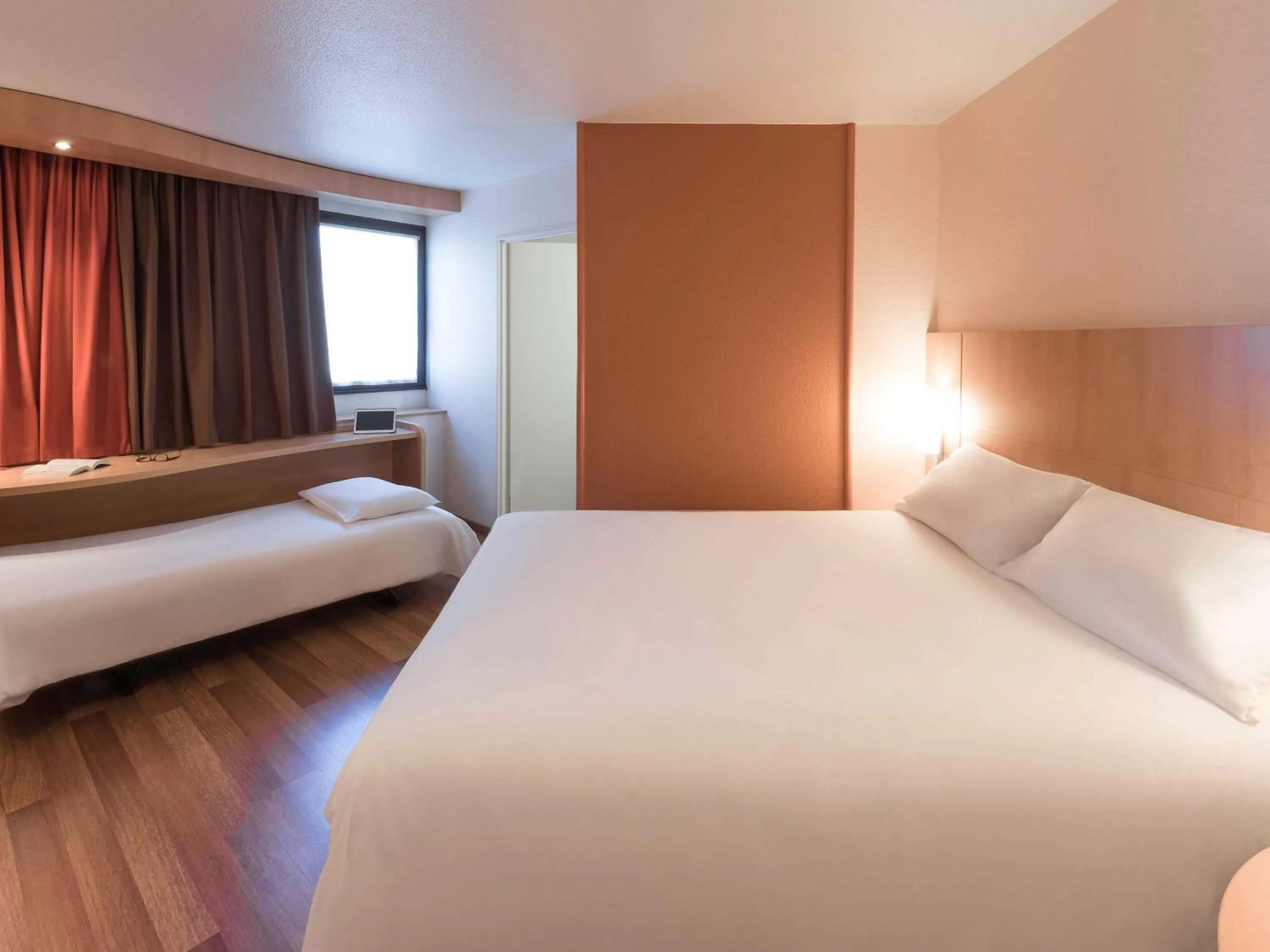 Photo of the whole room, Bed in ibis Angers Centre Chateau