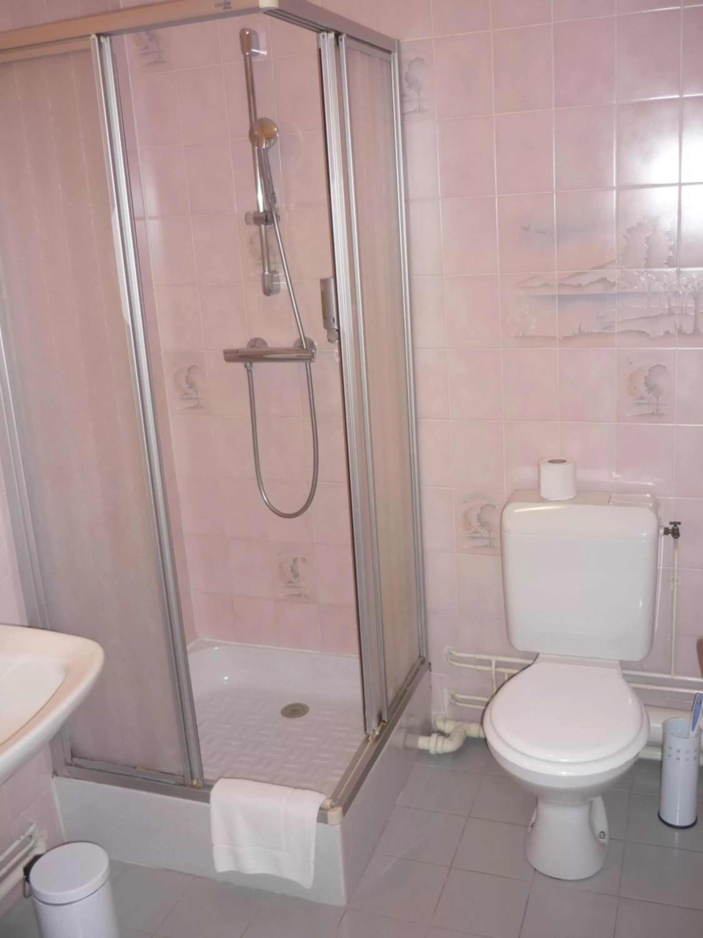 Shower in The Originals Boutique, Hôtel Terminus, Bourg-en-Bresse Gare