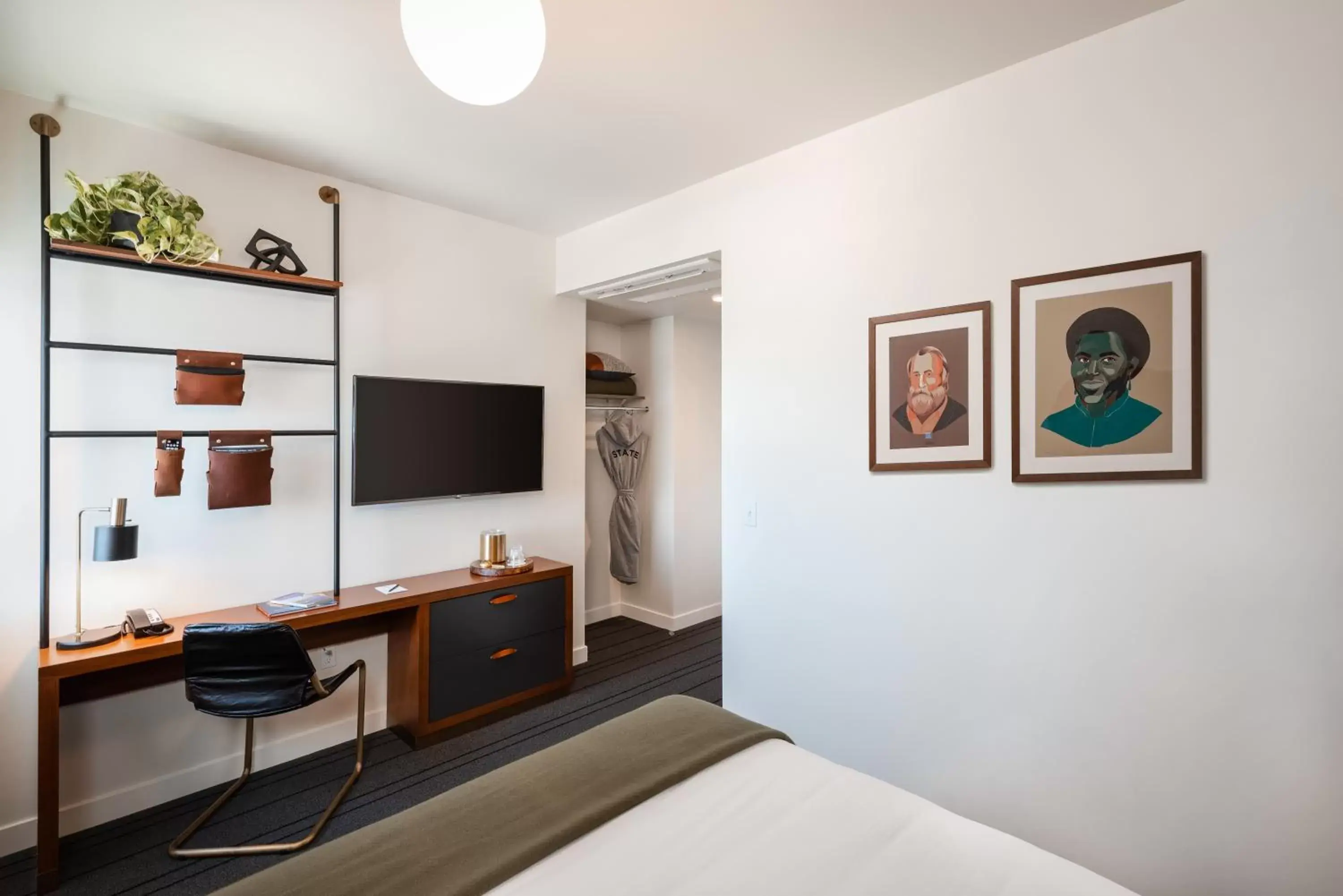 Queen Room in The State Hotel Queen Room in The State Hotel