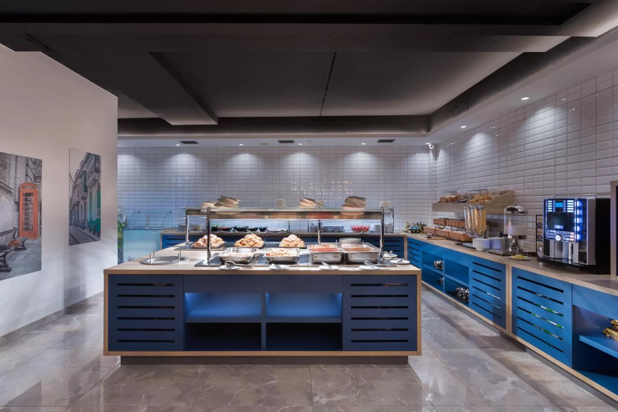 Restaurant/places to eat in Azur Hotel by ST Hotels