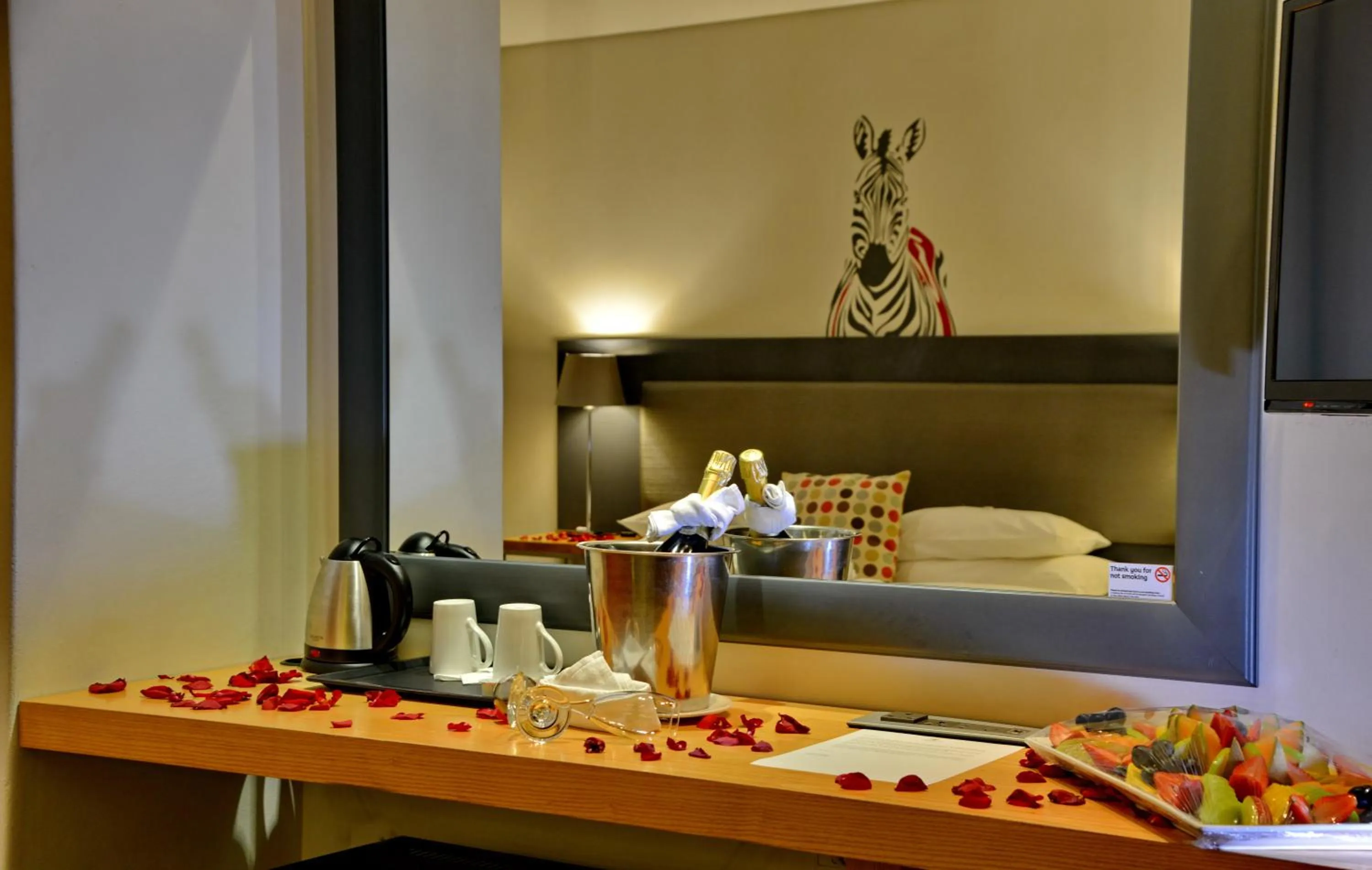 room service, Bed in Fountains Hotel