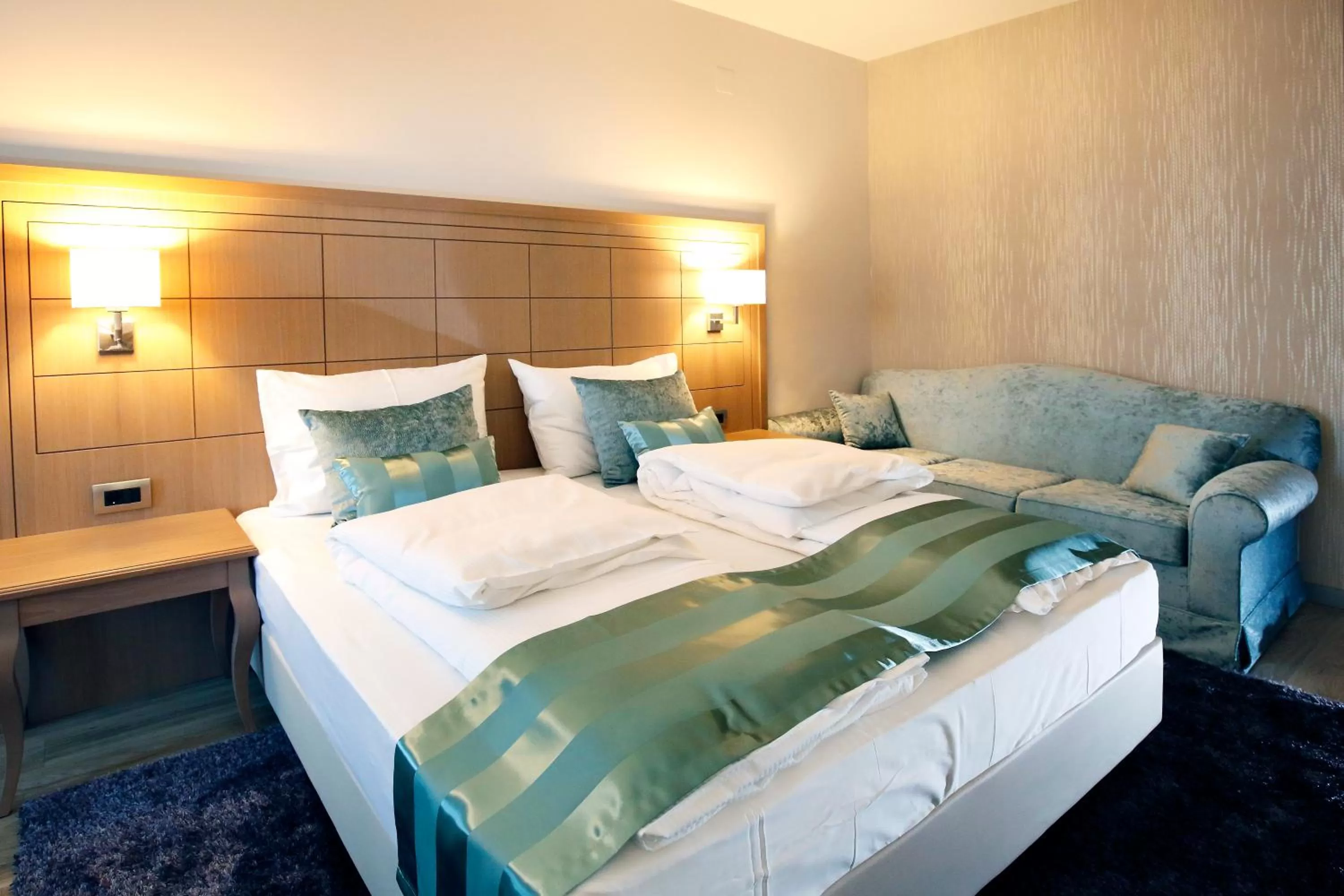 Seating area, Bed in Hotel Raca