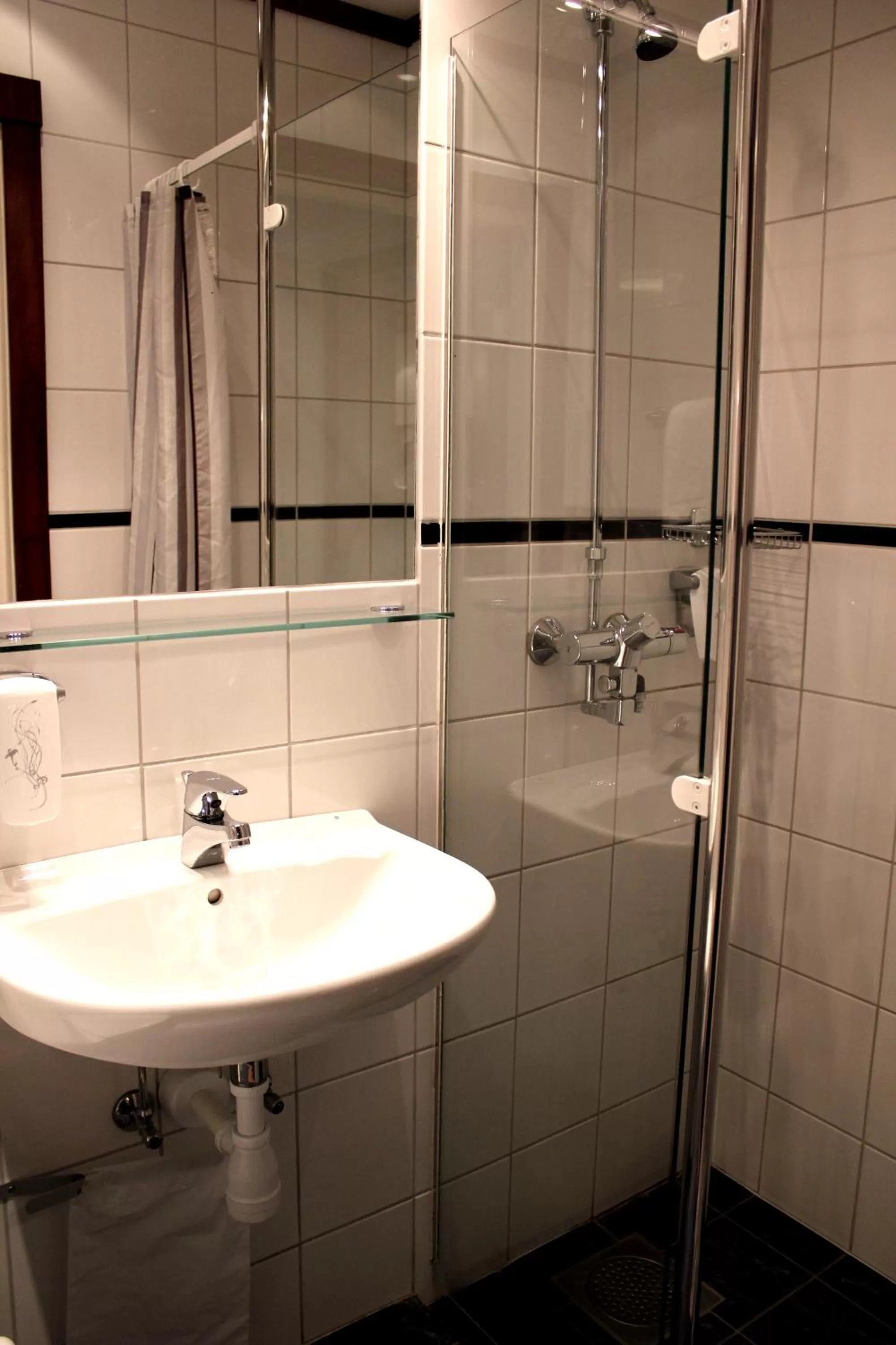 Shower in Grand Hotel Arendal - Unike Hoteller
