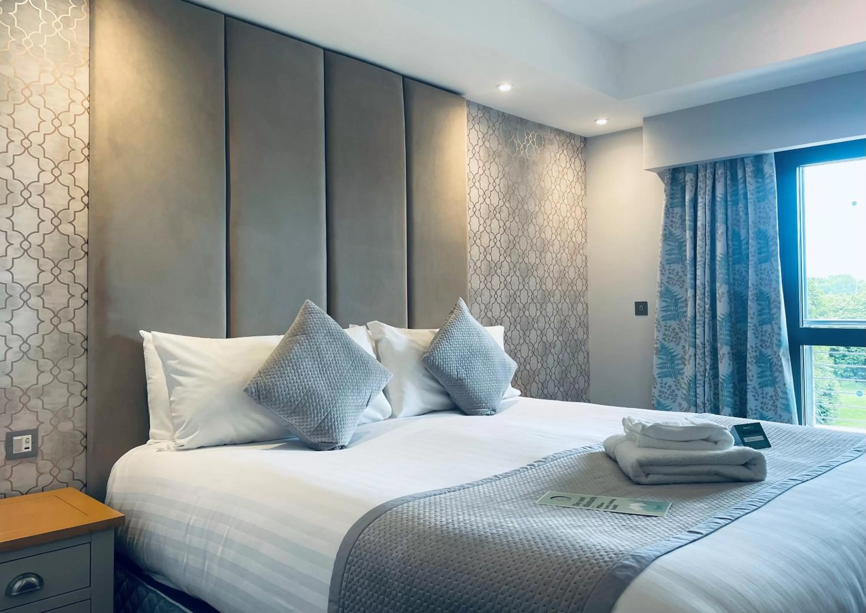 Bedroom, Bed in Boston West Hotel