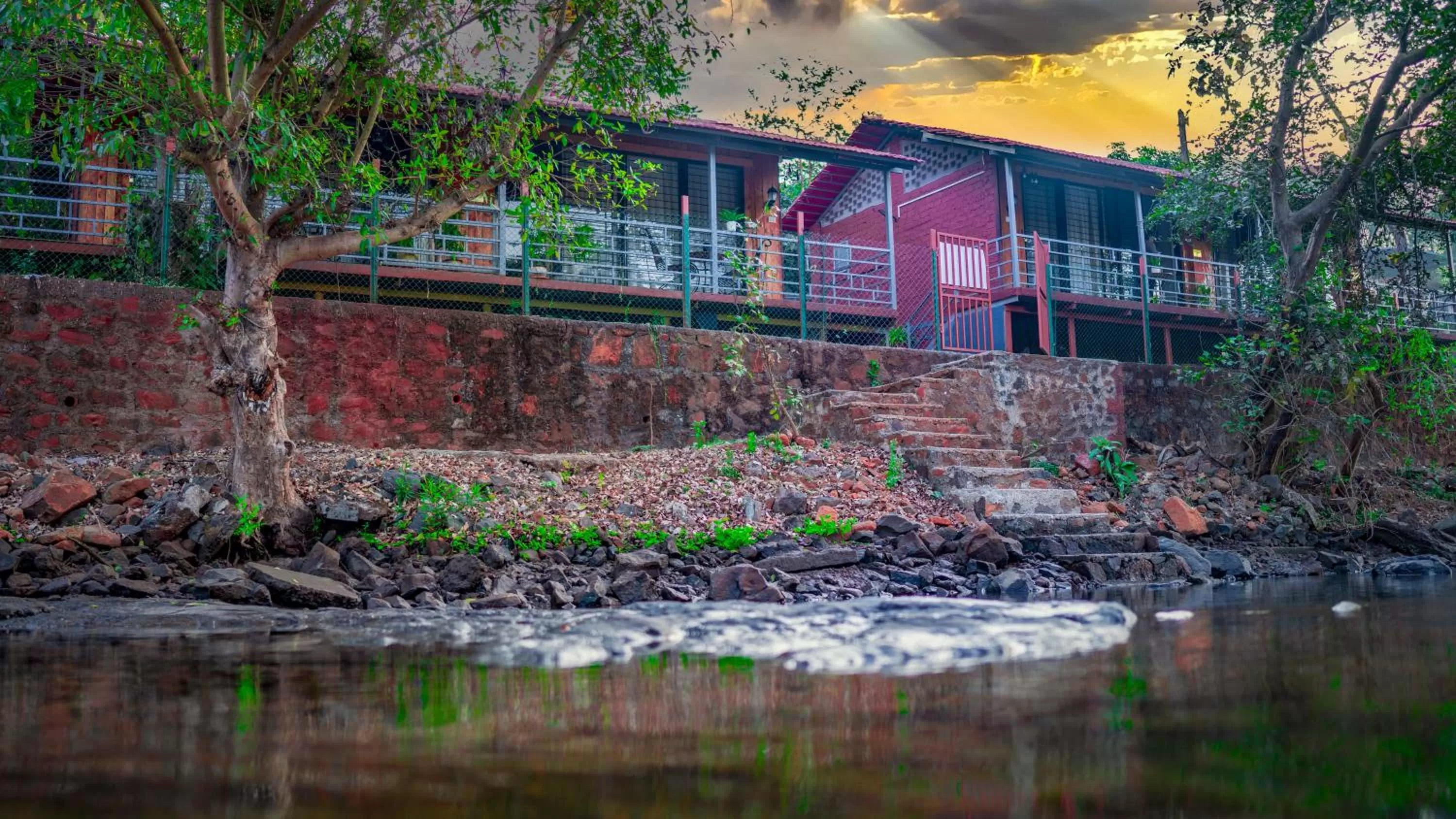 Property building in Saveda Farm & Cottages