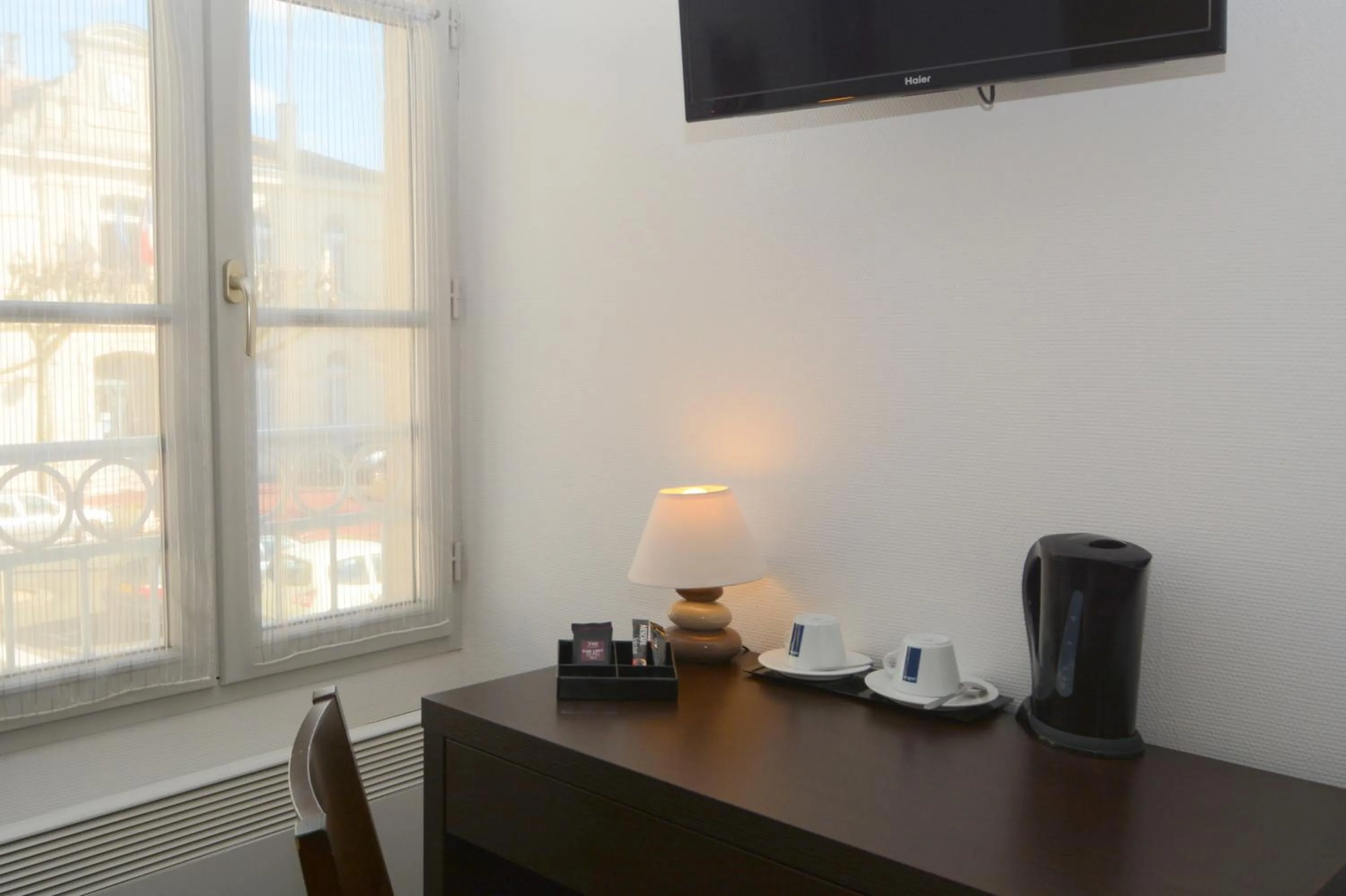 Coffee/tea facilities in Hôtel Restaurant Le Lion d'Or