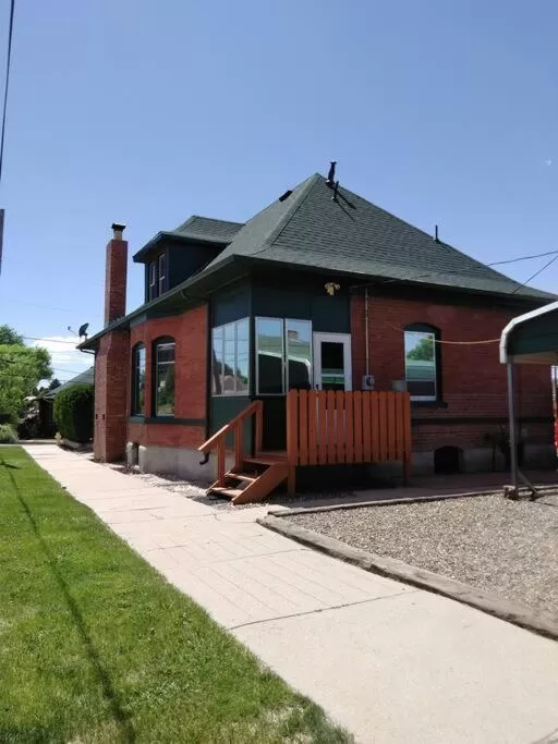 Property building in Quiet FULL-SIZE bed close to town 420 friendly