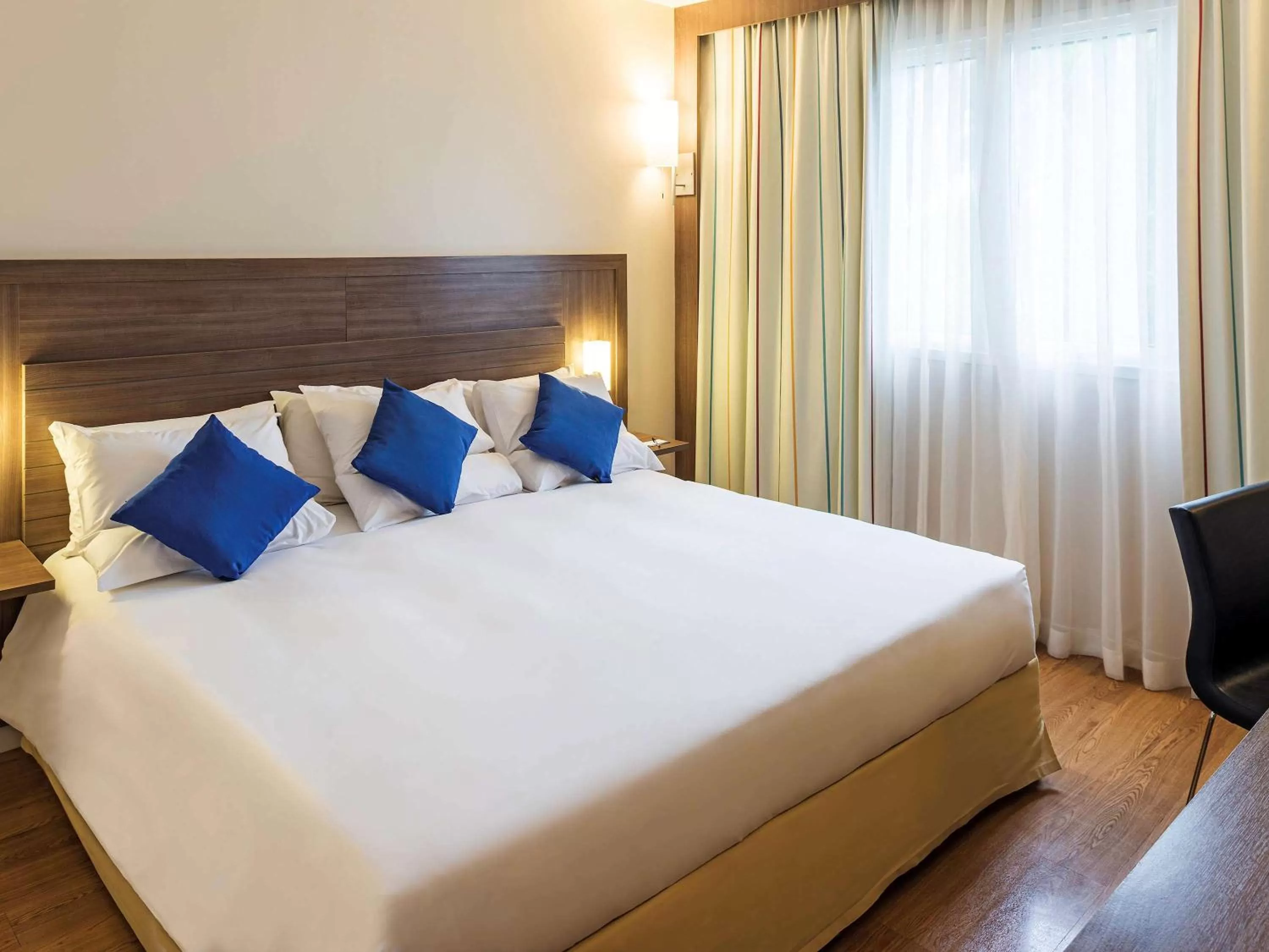 Photo of the whole room, Bed in Novotel Manaus