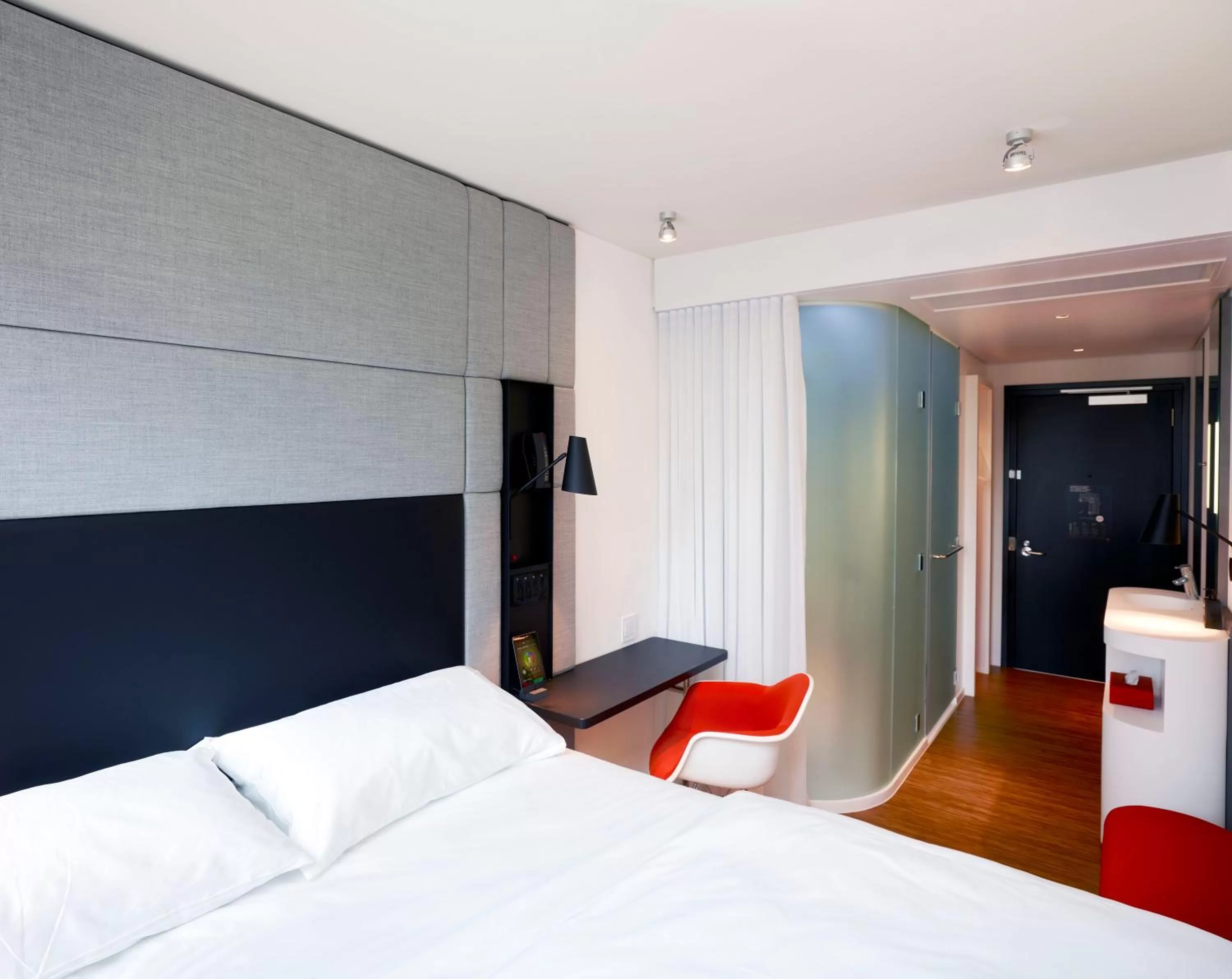 Photo of the whole room, Bed in citizenM Los Angeles Downtown
