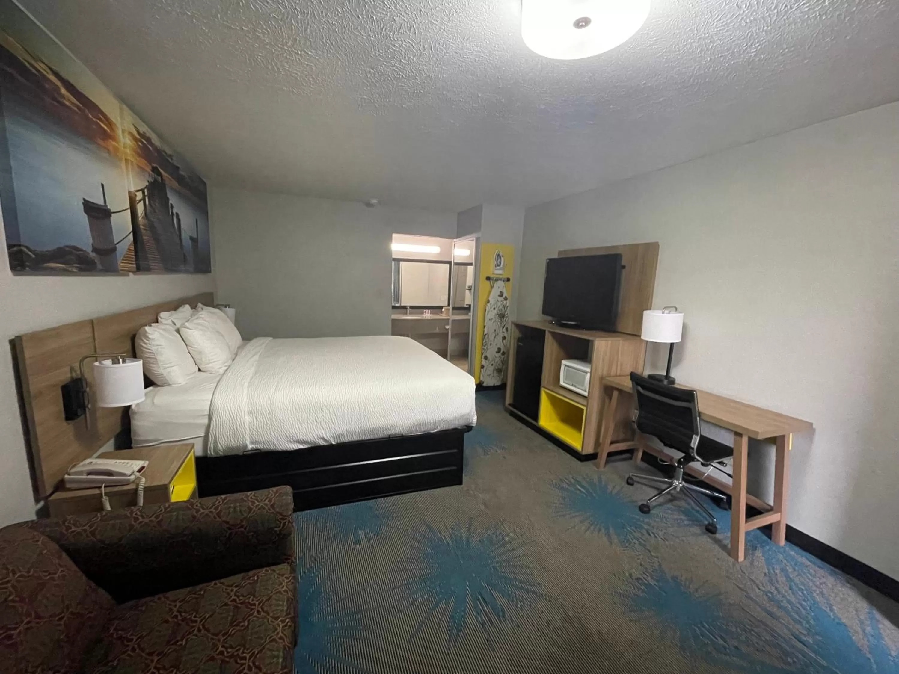 Bed in Days Inn by Wyndham Savannah