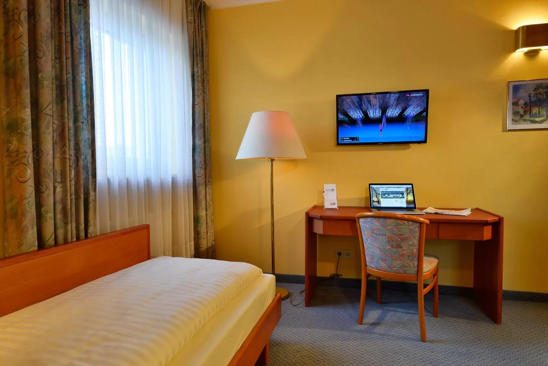 Bed in Rheinhotel Vier Jahreszeiten Bad Breisig