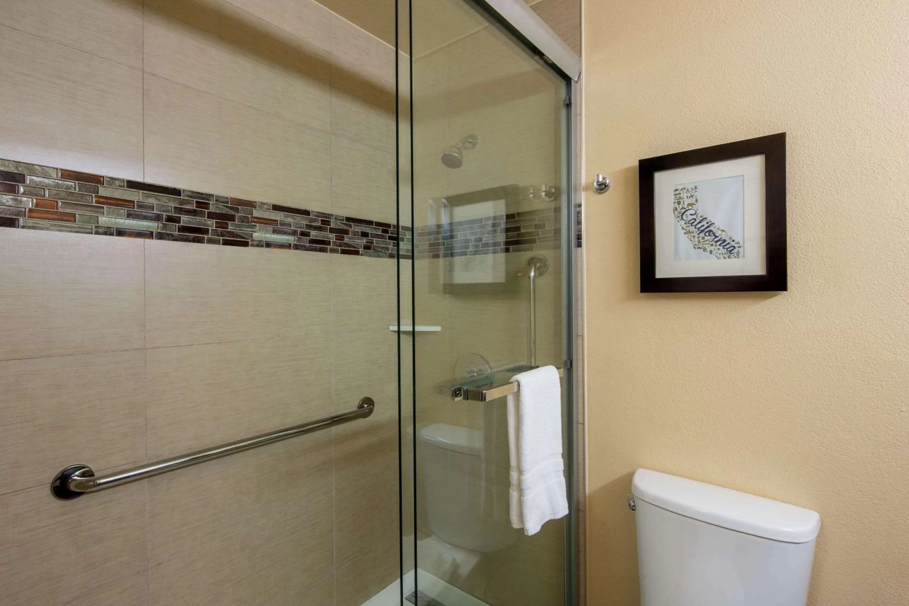 Bathroom in La Quinta Inn by Wyndham Berkeley