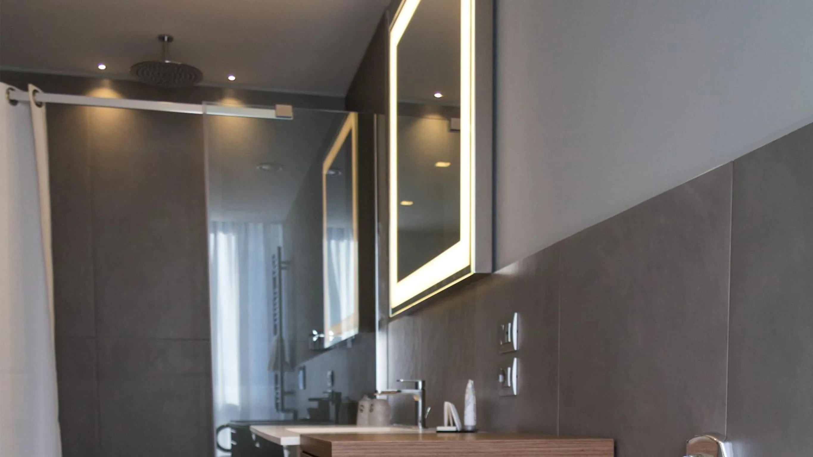 Shower in G Hotel Pescara