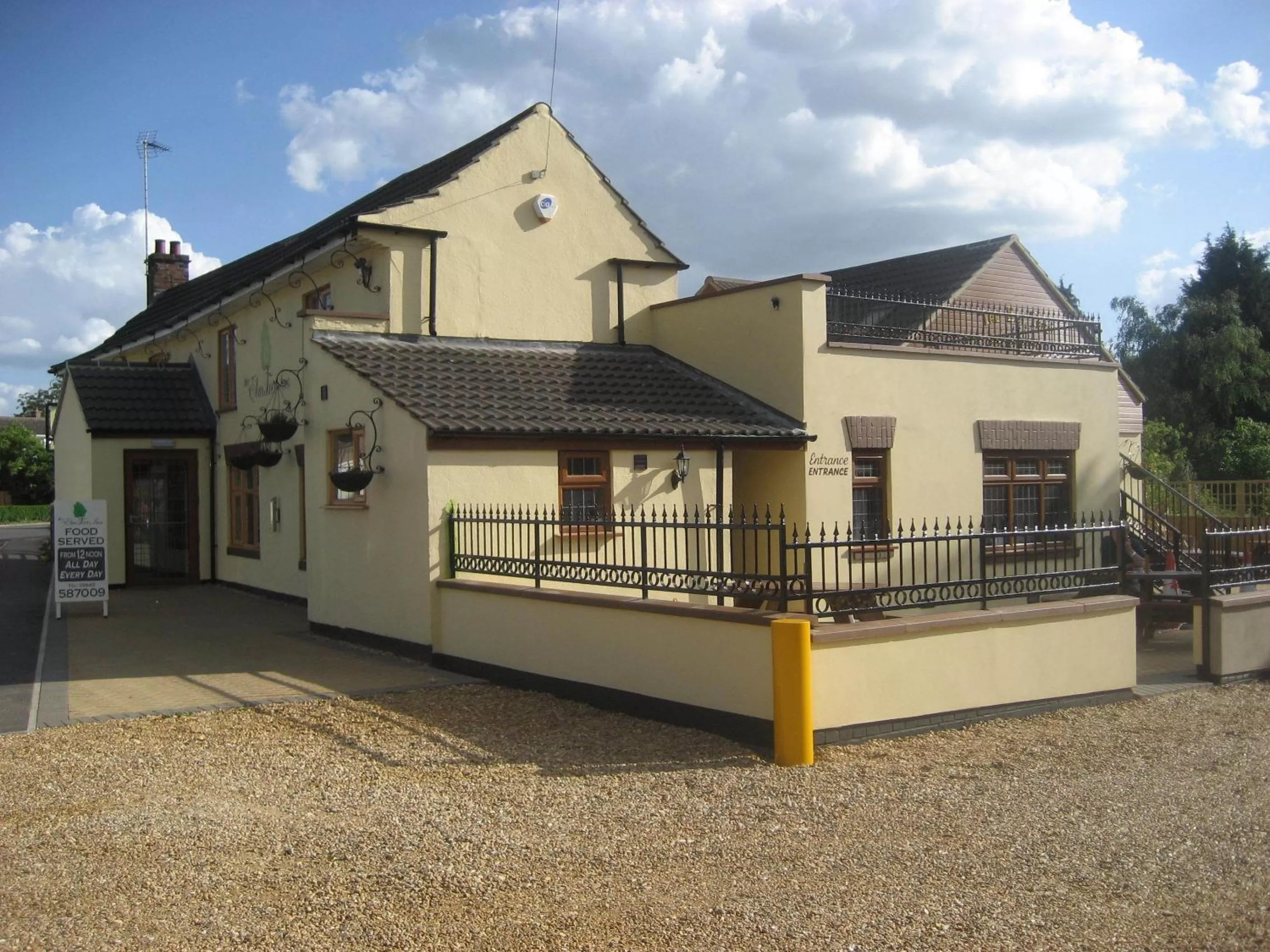 Facade/entrance in The Elm Tree Inn