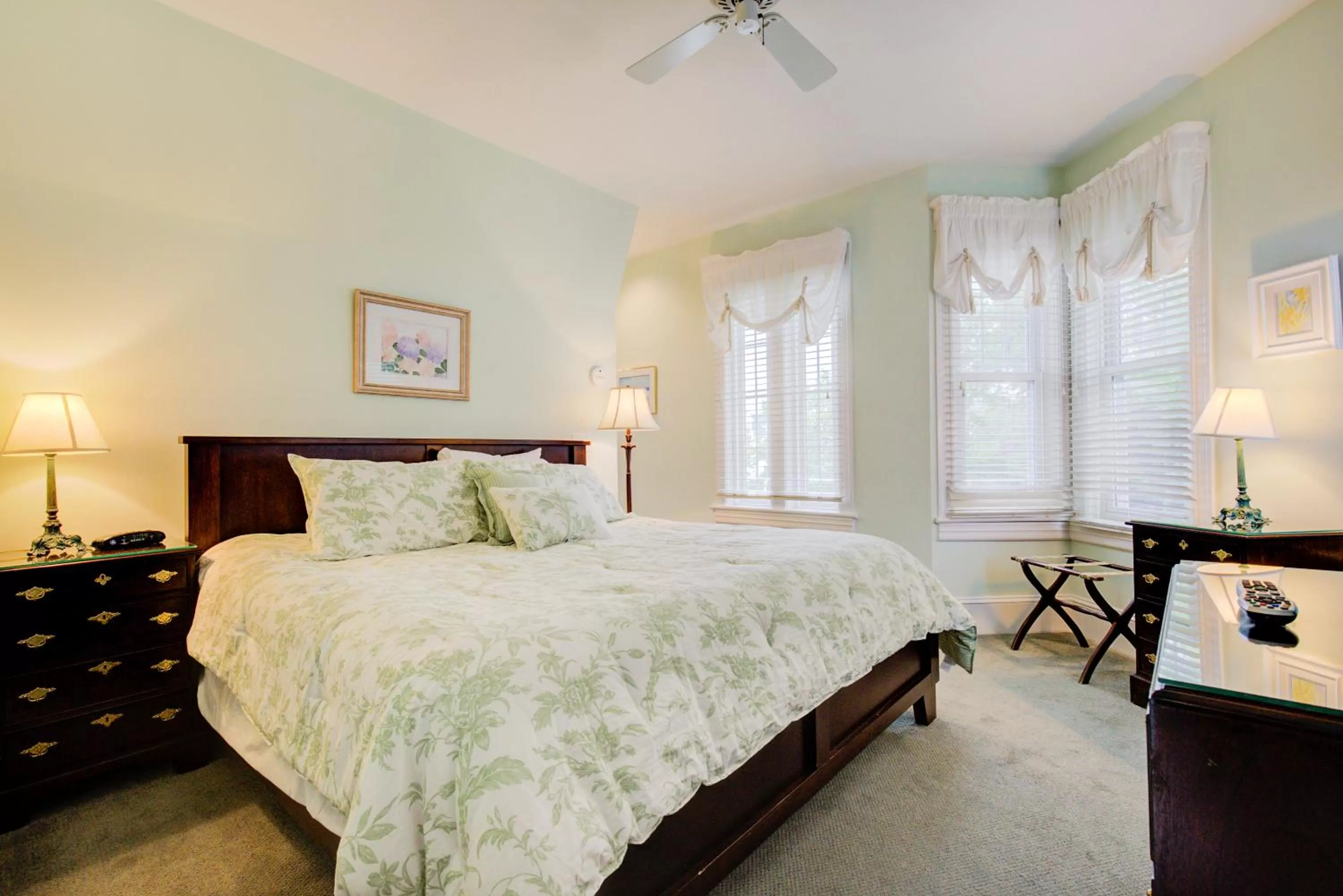 Suite with Lake View in The Hewitt Wellington Hotel