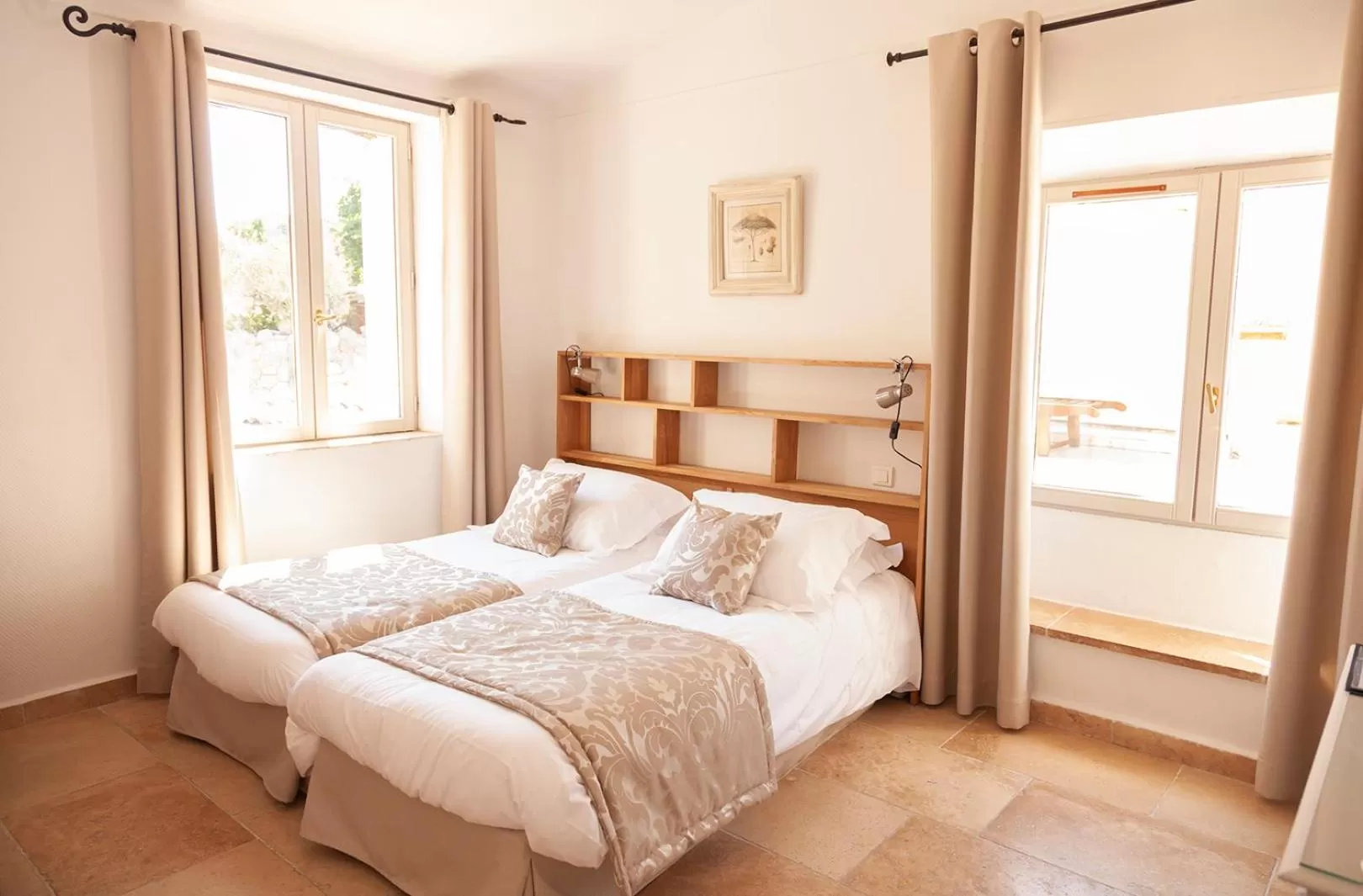 Photo of the whole room, Bed in Auberge du Vieux Château
